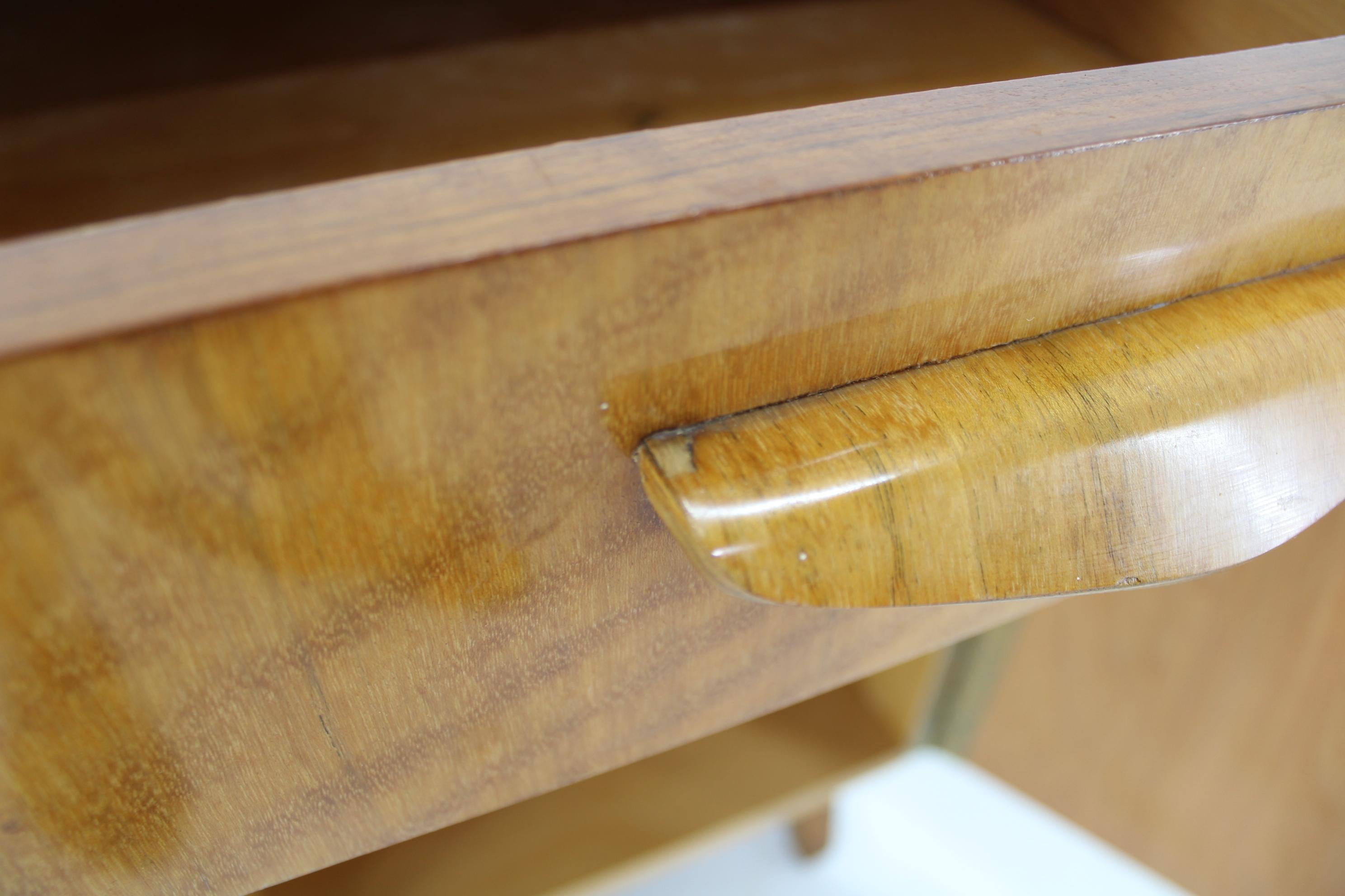 Noce Cabinet Tatra del 1960 in finitura noce, Cecoslovacchia in vendita
