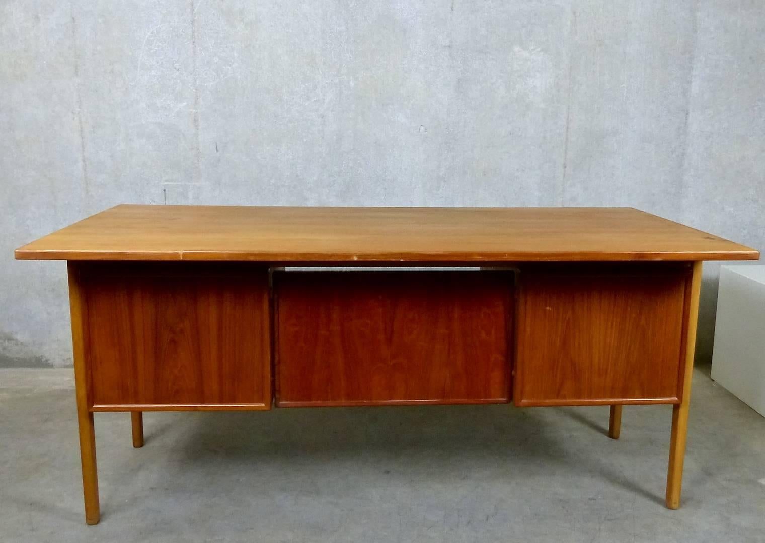 1960 Danish Teak Desk by Torben Strandgaard, Mobelfabrik Falster In Good Condition In Surrey, BC
