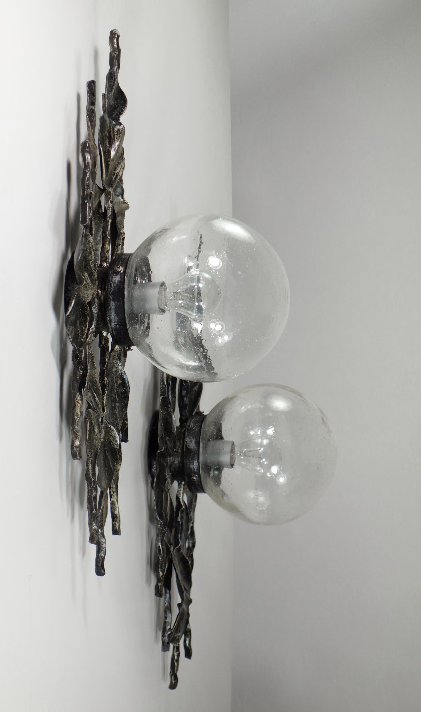 Pair of Brutalist wall lamps
Tom Ahlström e Hans Ehrlich
Sweden, 1960

Wrought Iron frame and blown glass ball shade

Excellent condiction. Each lamp needs one E27 bulb light.
Professional packet guaranted in worldwide.