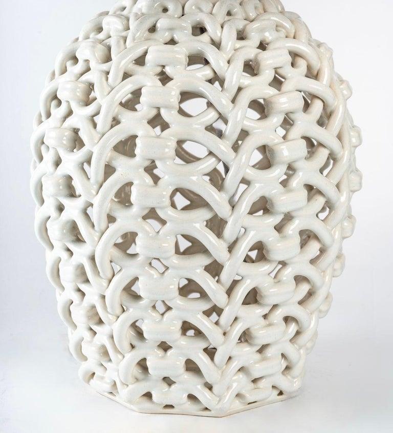 Composed of fine white ceramic braids made entirely by hand, forming the body of the lamp.
It is fitted with a round off-white cotton lampshade, reproduced identically.
It is signed on the base (see photos).

1 bulb
