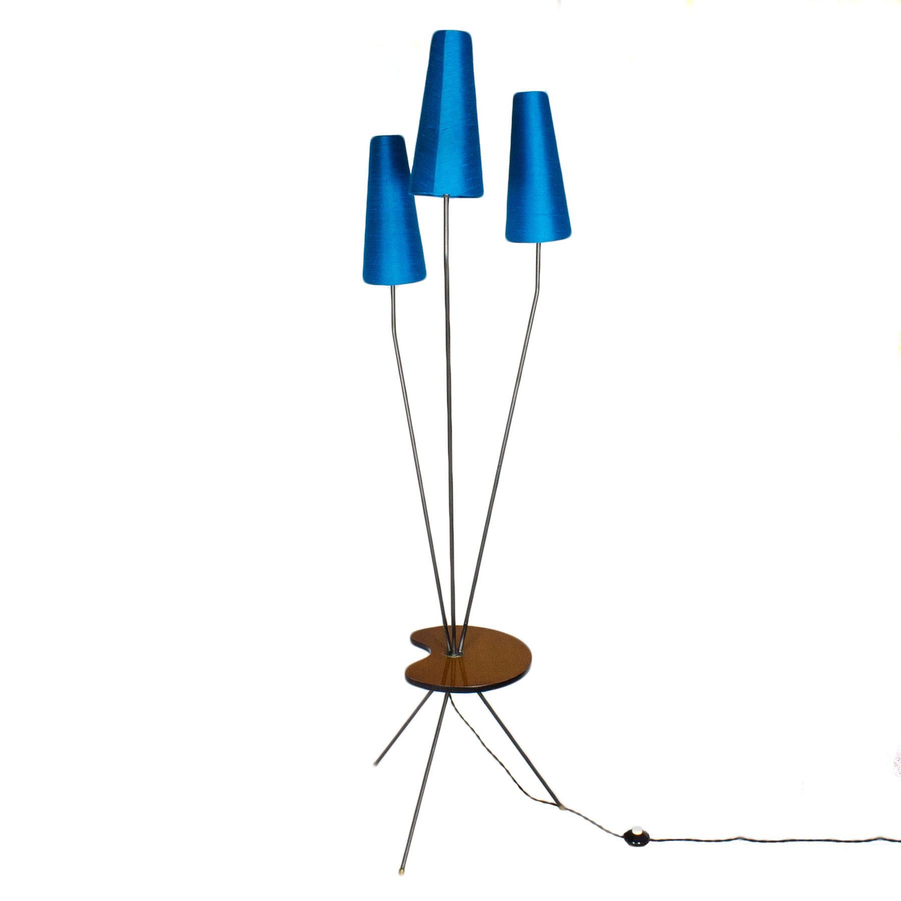Tripod standing lamp, blacked steel, little table with oak veneer with a synthetic ribbon, turquoise silk lampshades. Bayonet light bulbs.

France, circa 1960.