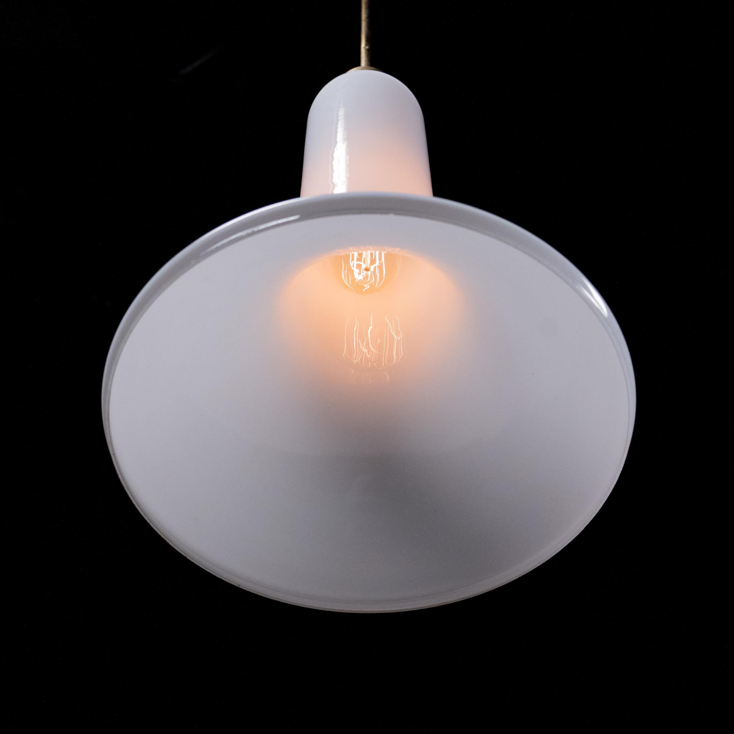 Mid-Century moderno Lampade a sospensione francesi in vetro opalino a tromba del 1960 in vendita