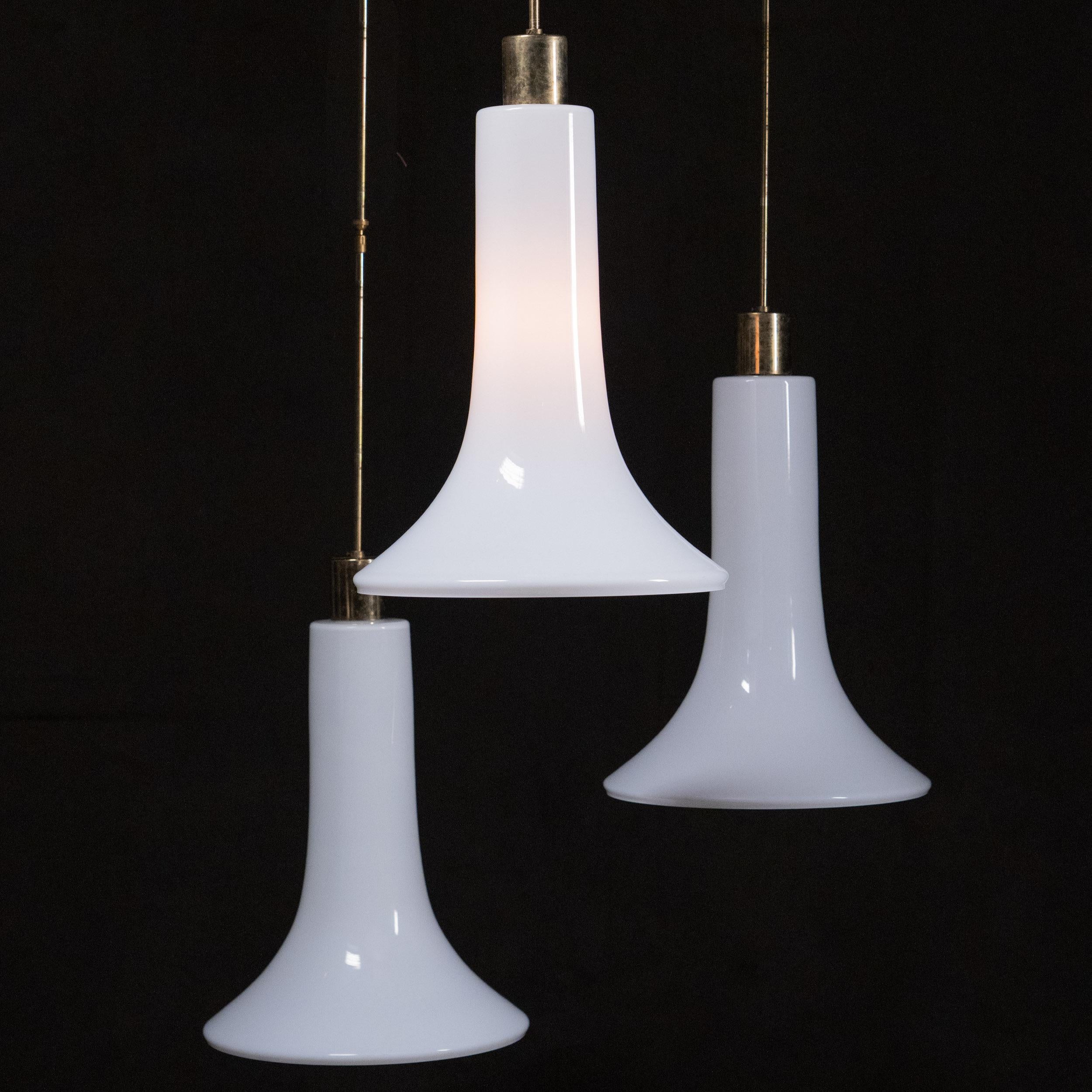 Lampade a sospensione francesi in vetro opalino a tromba del 1960 In condizioni buone in vendita a Surrey, BC