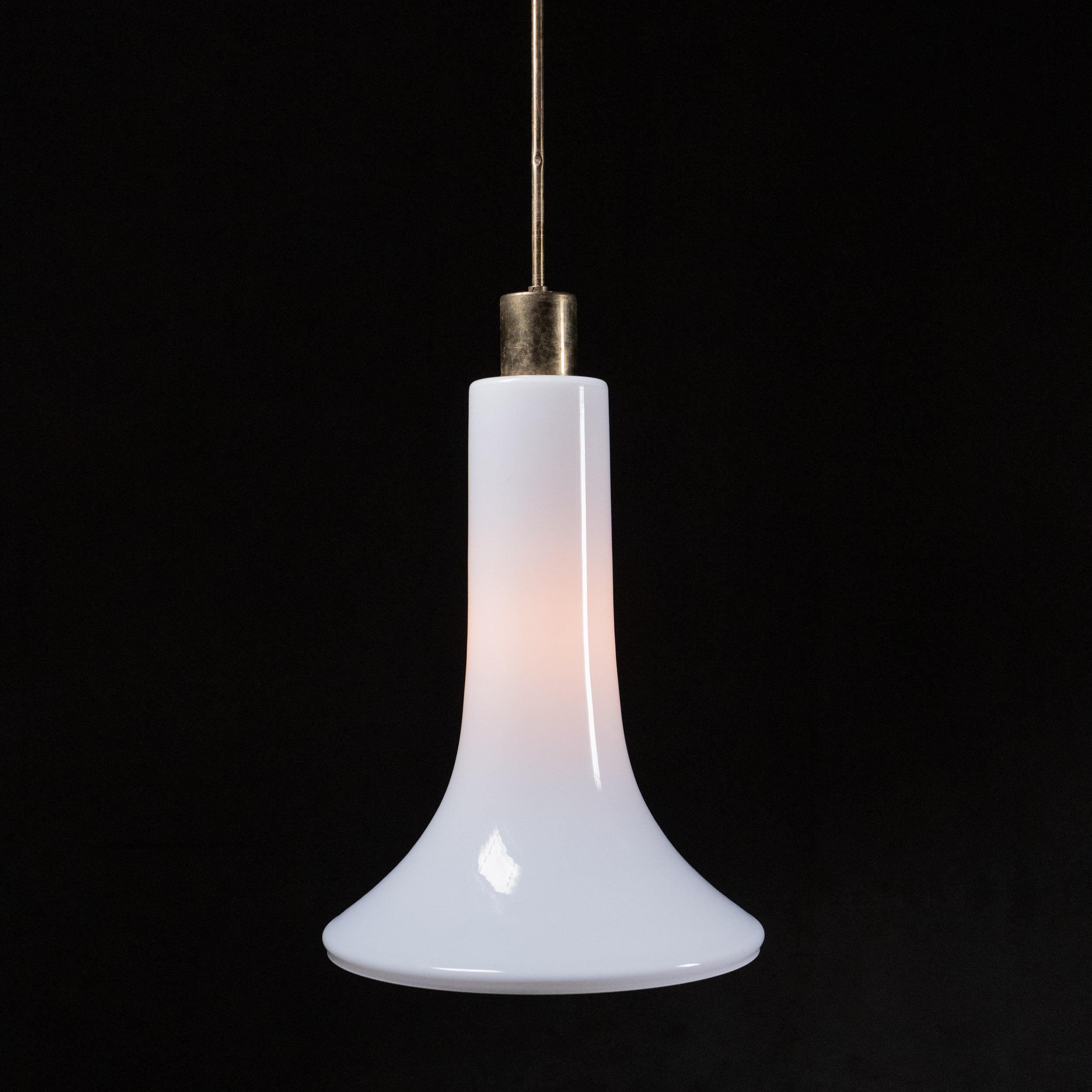 Metà XX secolo Lampade a sospensione francesi in vetro opalino a tromba del 1960 in vendita