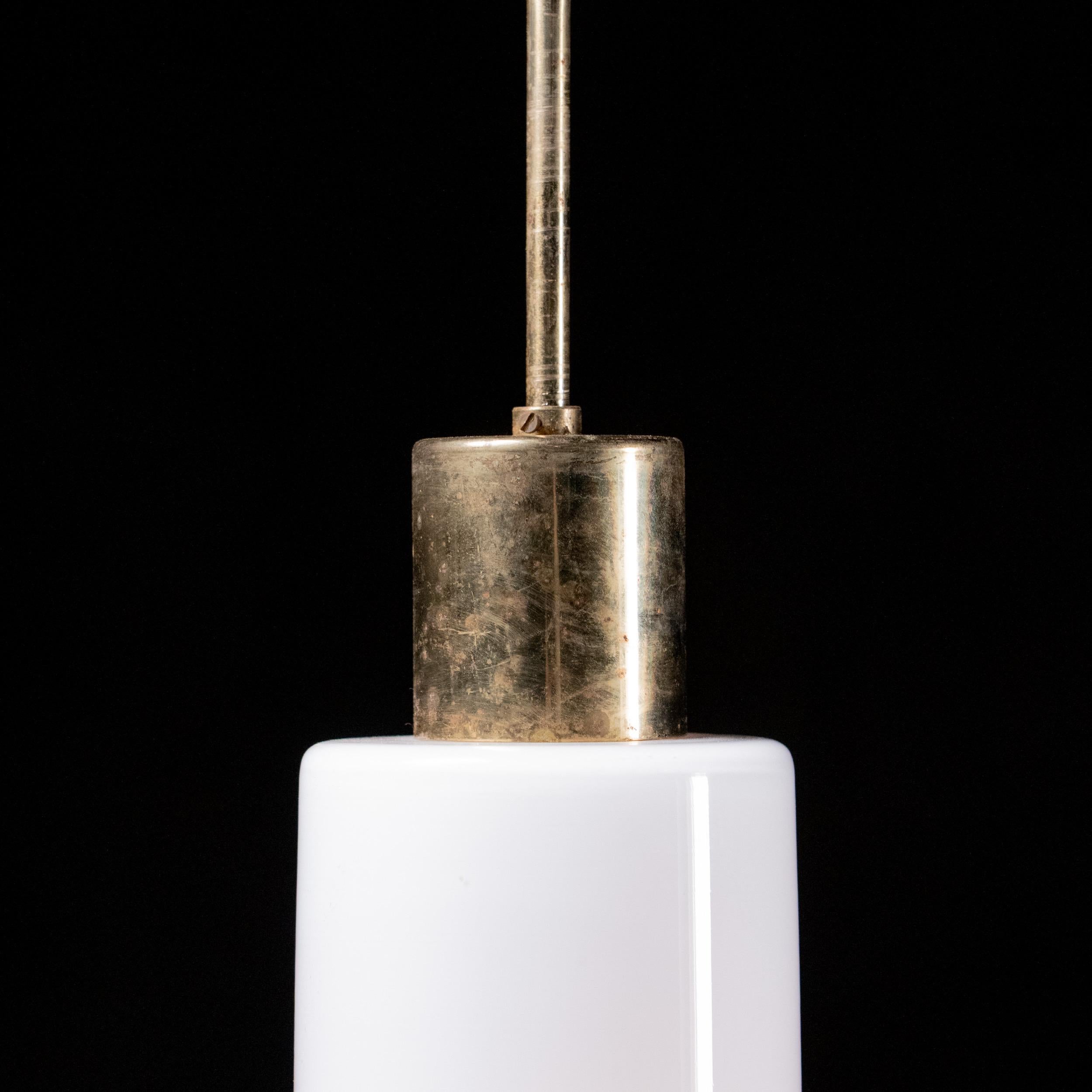 Ottone Lampade a sospensione francesi in vetro opalino a tromba del 1960 in vendita