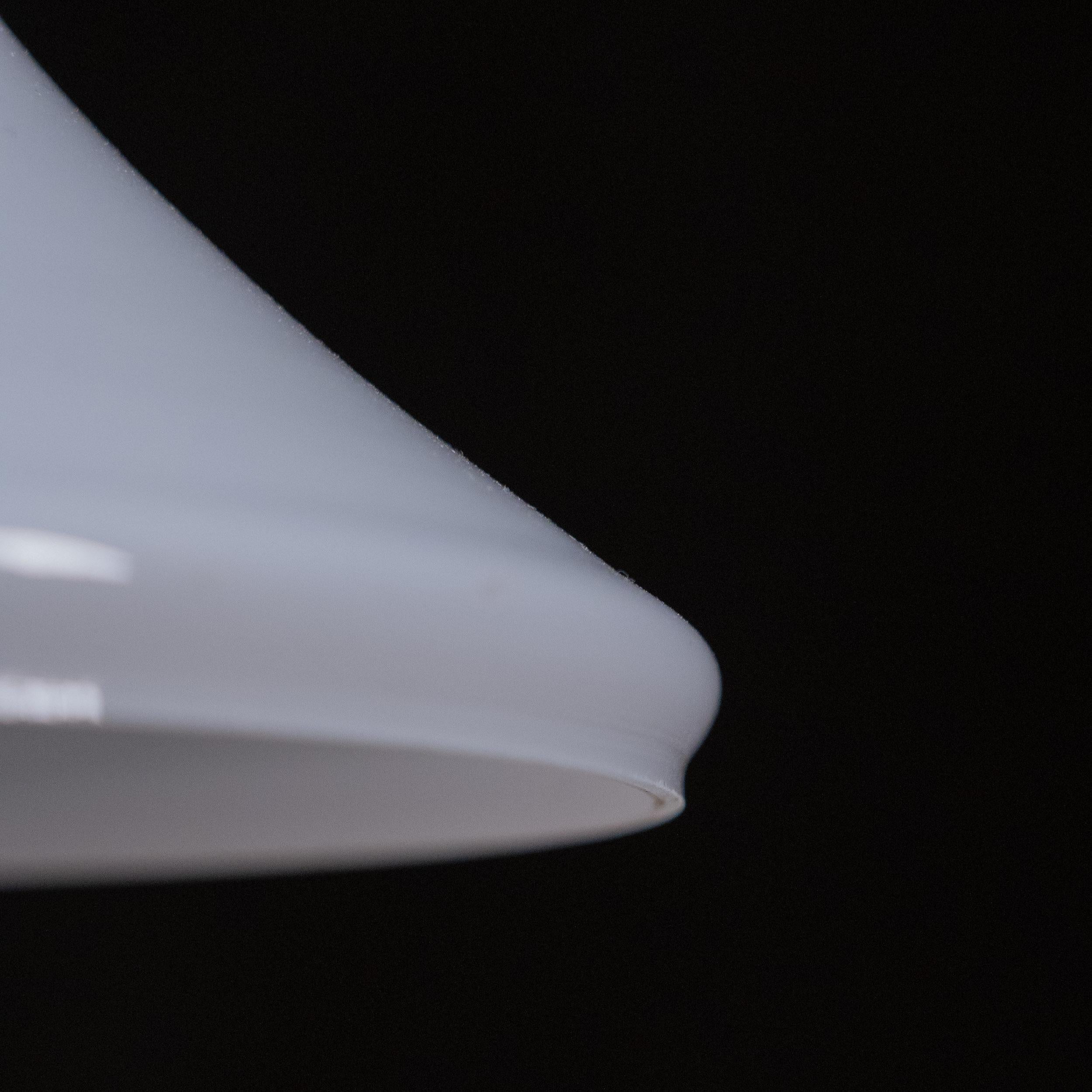 Lampade a sospensione francesi in vetro opalino a tromba del 1960 in vendita 1