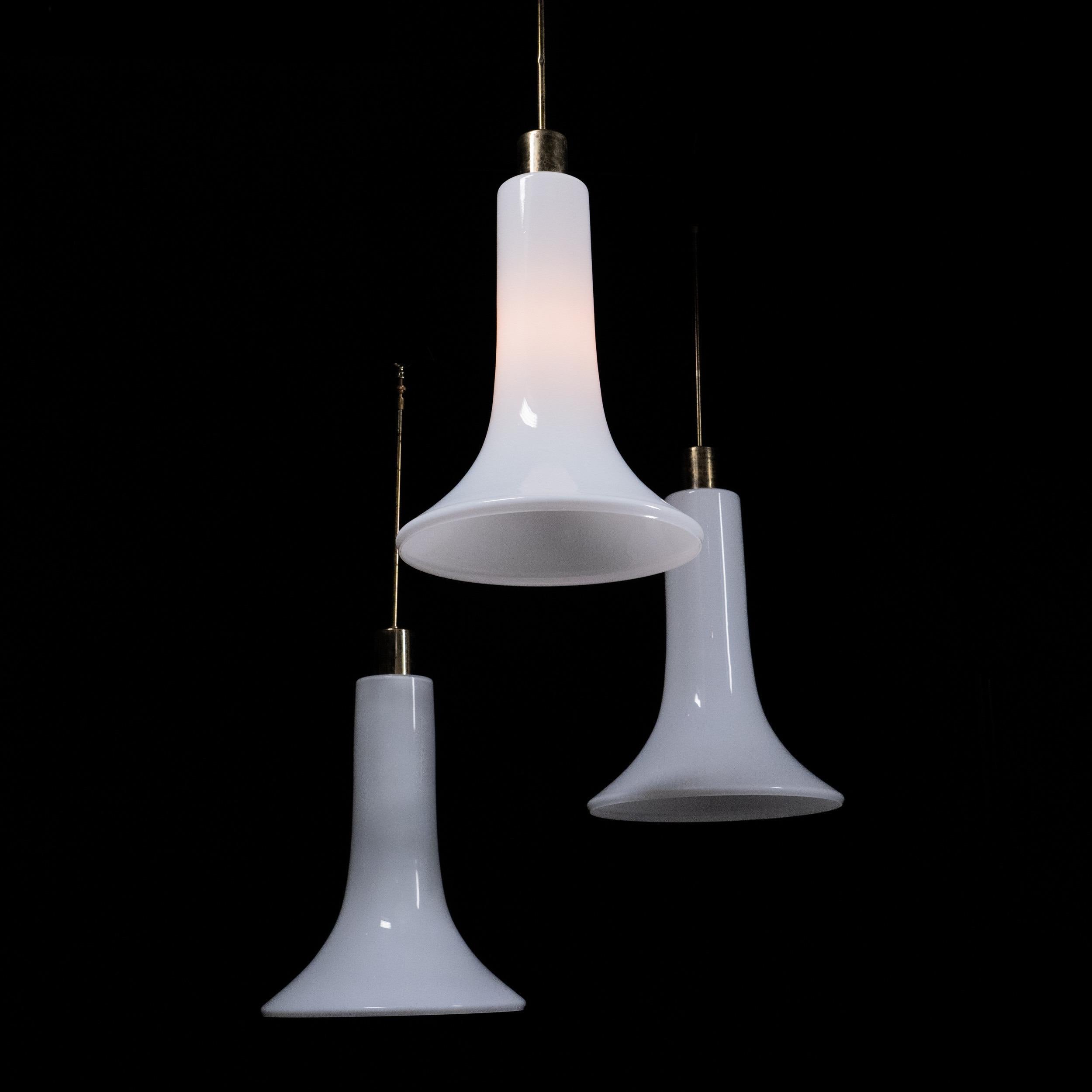 Lampade a sospensione francesi in vetro opalino a tromba del 1960 in vendita 2