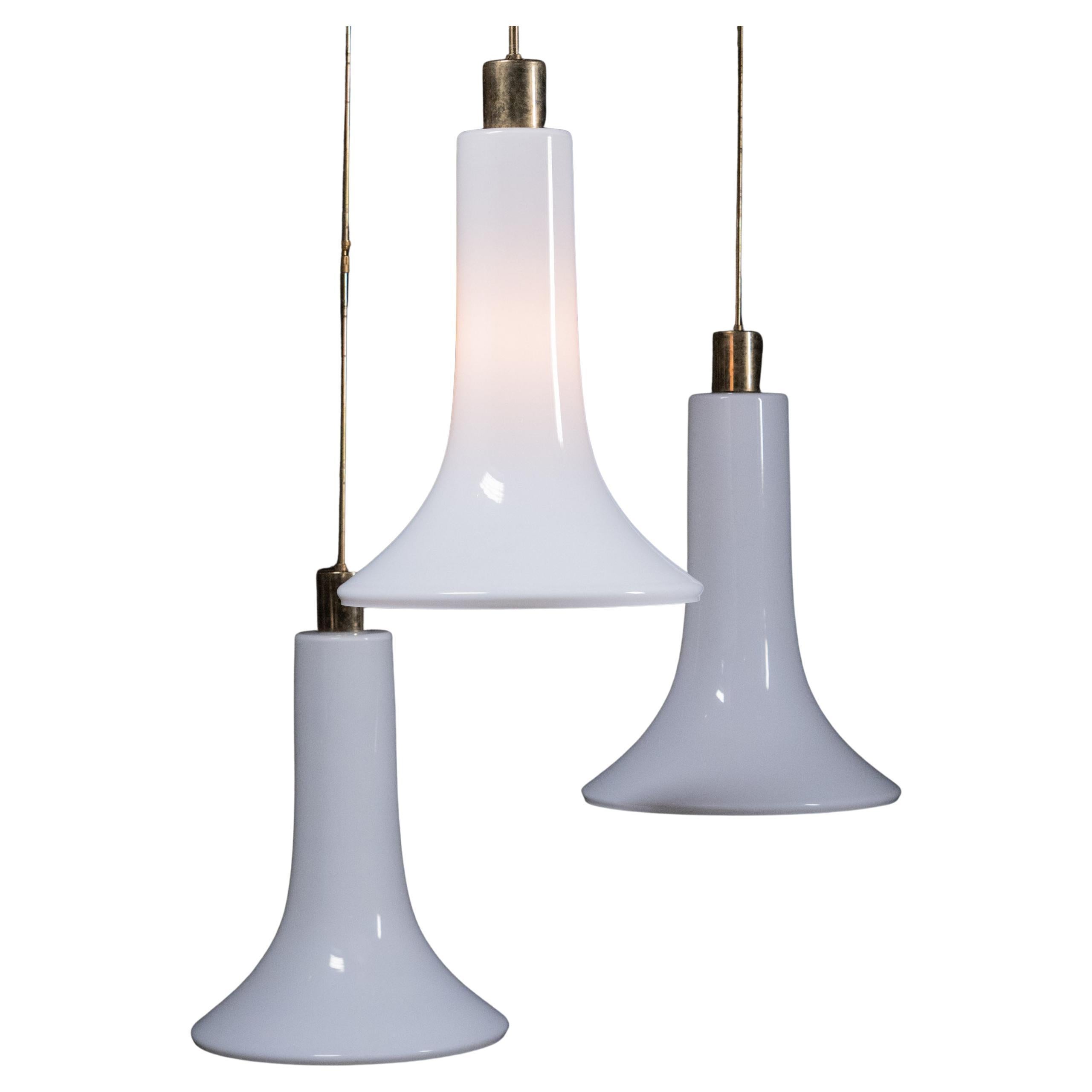 Lampade a sospensione francesi in vetro opalino a tromba del 1960 in vendita