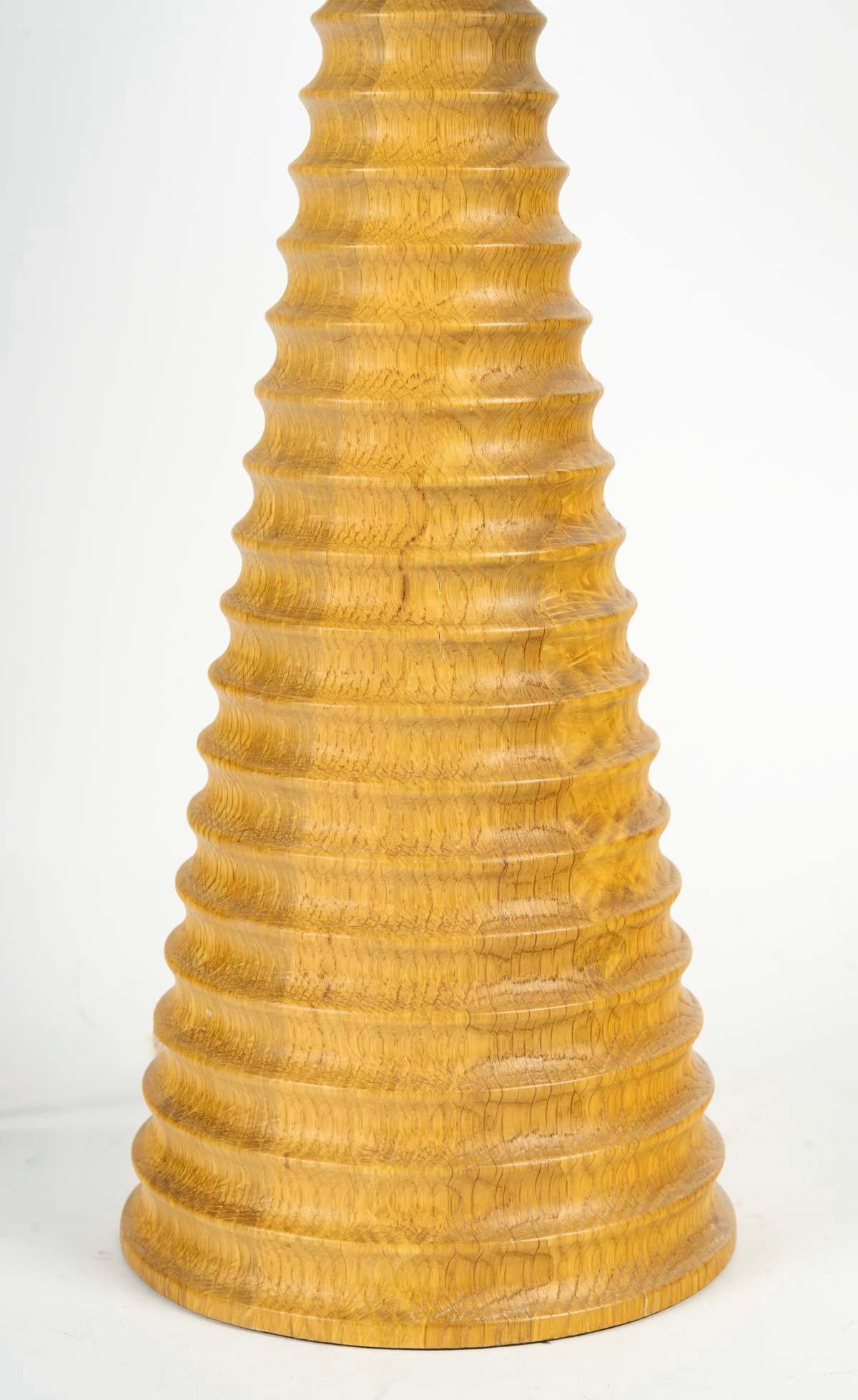Composed of a hand-turned olive wood pyramidal shaft, designed by Terence Conrad in the Habitat period, equipped with a light arm.
It is covered with an off-white cotton canvas, cylindrical in shape and reworked to match.
1 bulb.

Terence Conran