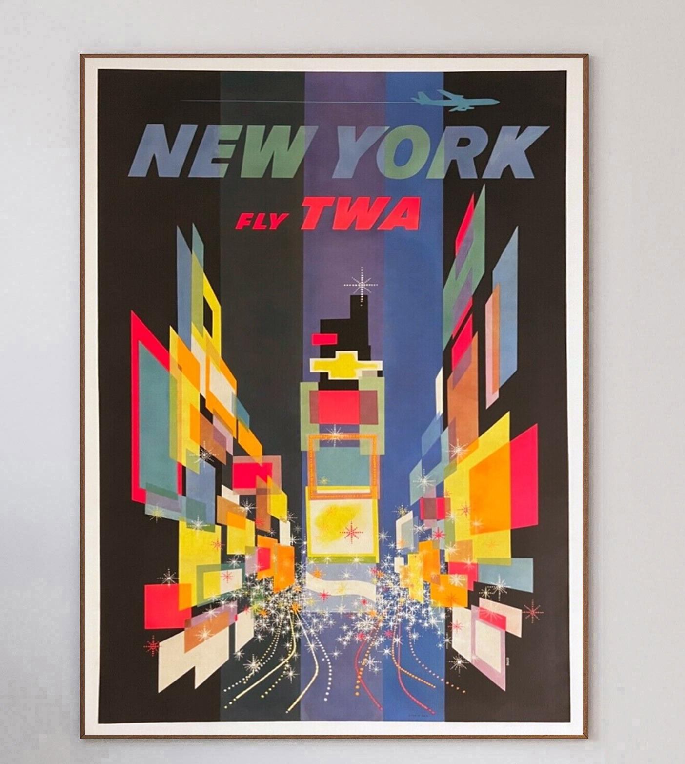 Cette affiche a été créée en 1960 pour la Trans World Airlines d'Howard Hughes afin de promouvoir ses liaisons avec New York. Illustré par l'influent artiste américain David Klein, ce dessin présente une image merveilleusement stylisée de Times