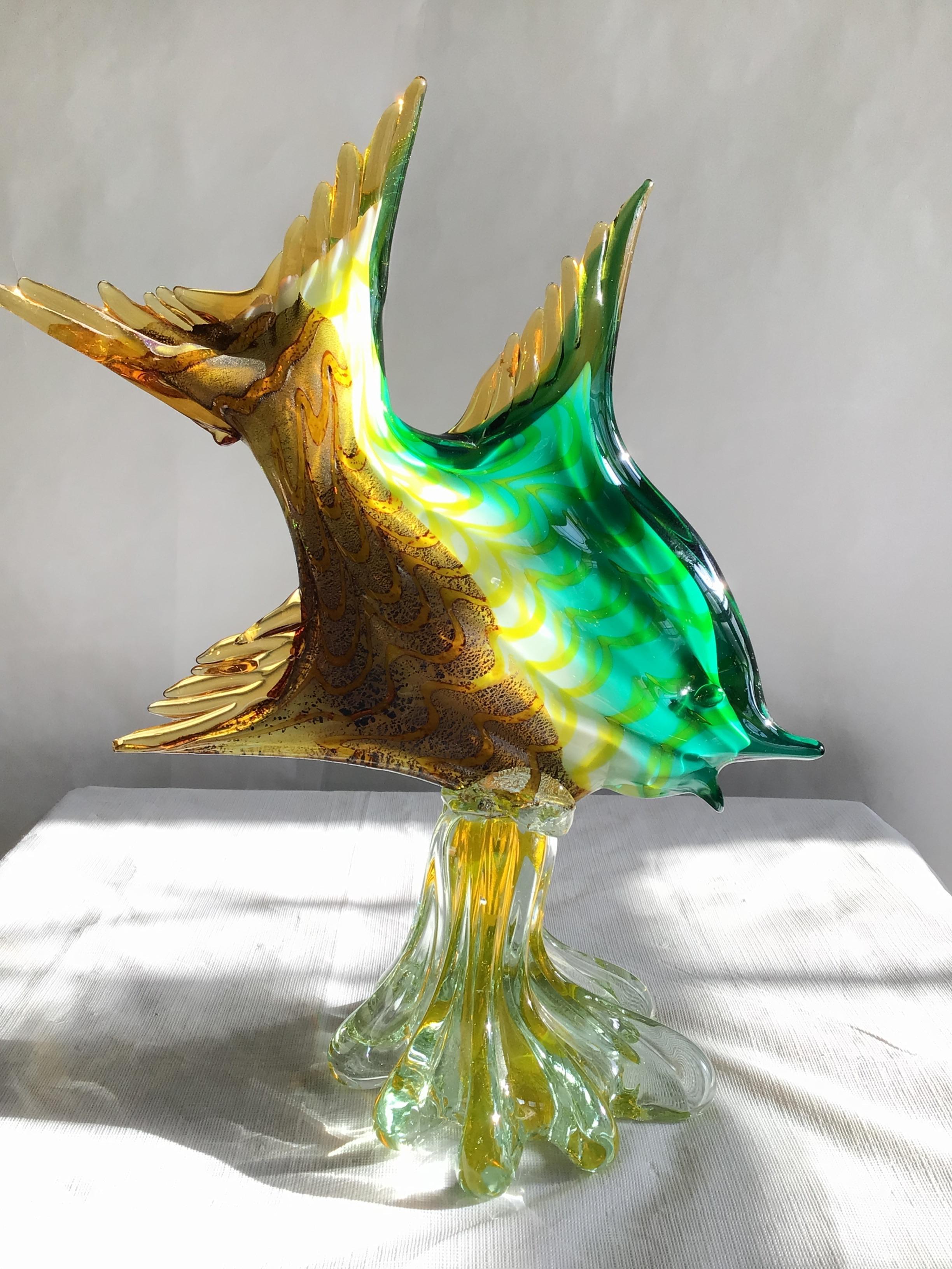 1960 Escultura veneciana / de Murano de pez ángel de cristal sobre base
Colores verde esmeralda, amarillo, dorado, tostado, marrón y crema con dibujos intrincados
Una pieza impresionante perfecta para exponer en cualquier interior tropical

