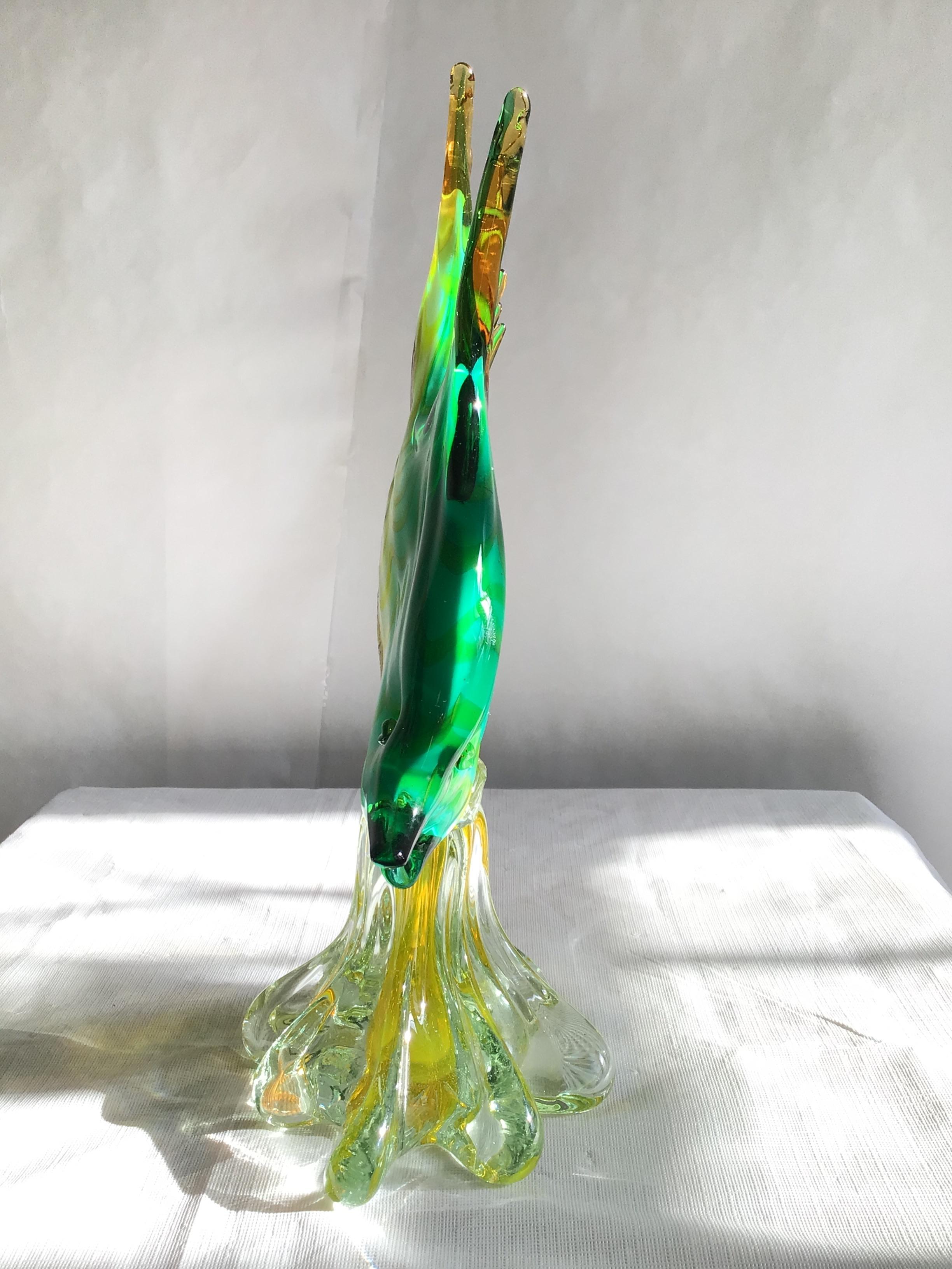 1960 Escultura veneciana / de Murano de pez ángel de cristal sobre base Italiano en venta