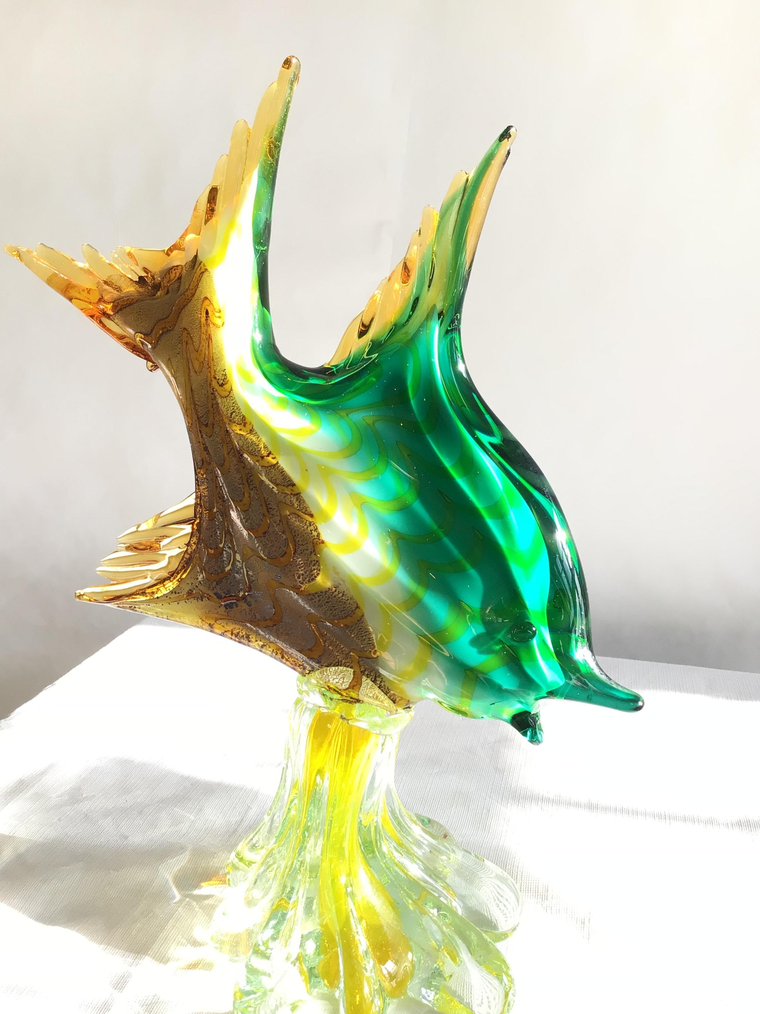 1960 Escultura veneciana / de Murano de pez ángel de cristal sobre base en Bueno estado para la venta en Tarrytown, NY