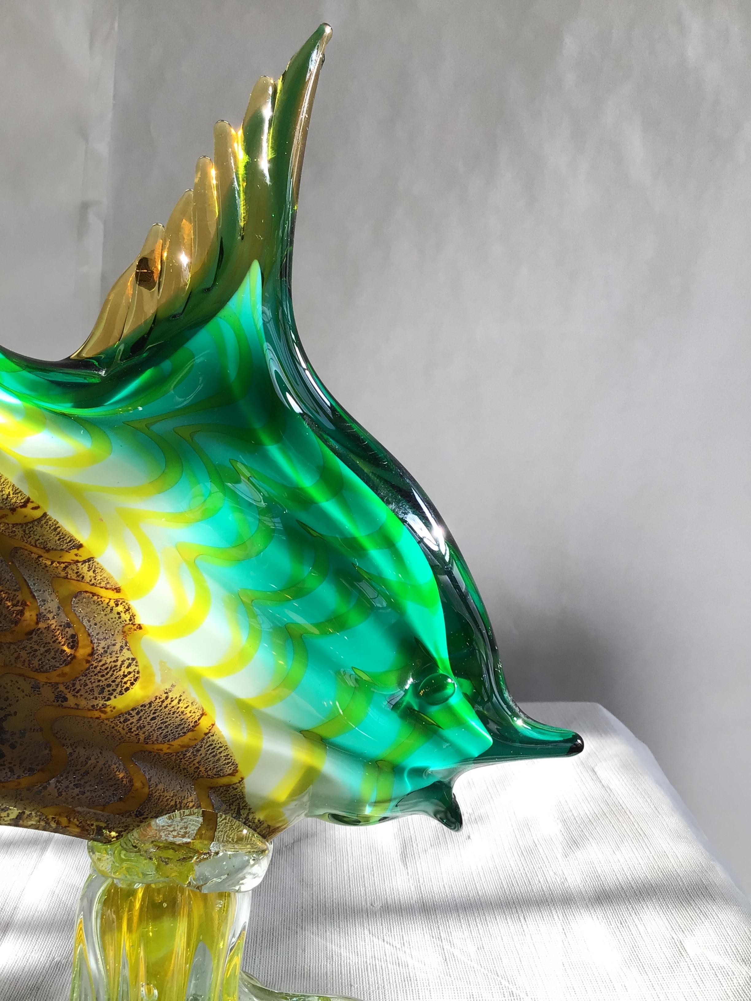 1960 Escultura veneciana / de Murano de pez ángel de cristal sobre base mediados del siglo XX en venta
