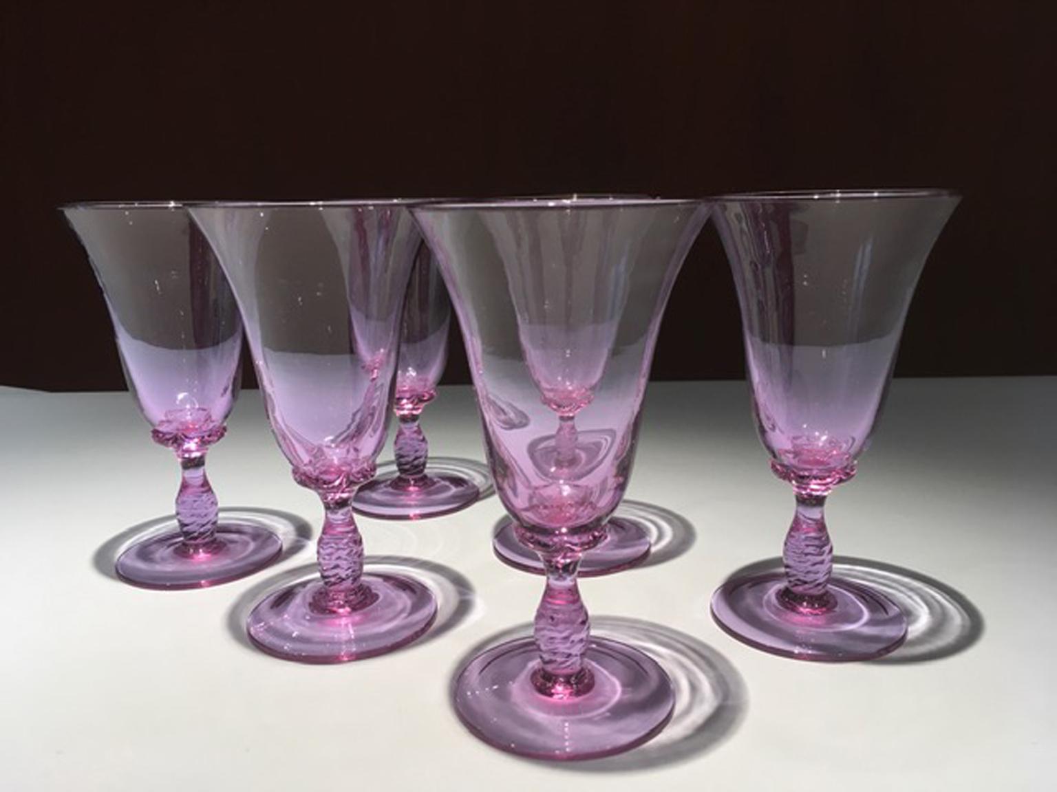 Cet ensemble de verres soufflés en verre violet de Murano a été fabriqué à la main à Murano, Venise, au milieu du siècle dernier, vers 1960.  Il s'agit d'un ensemble de verres très élégants et raffinés à utiliser pour organiser une table de fête ou