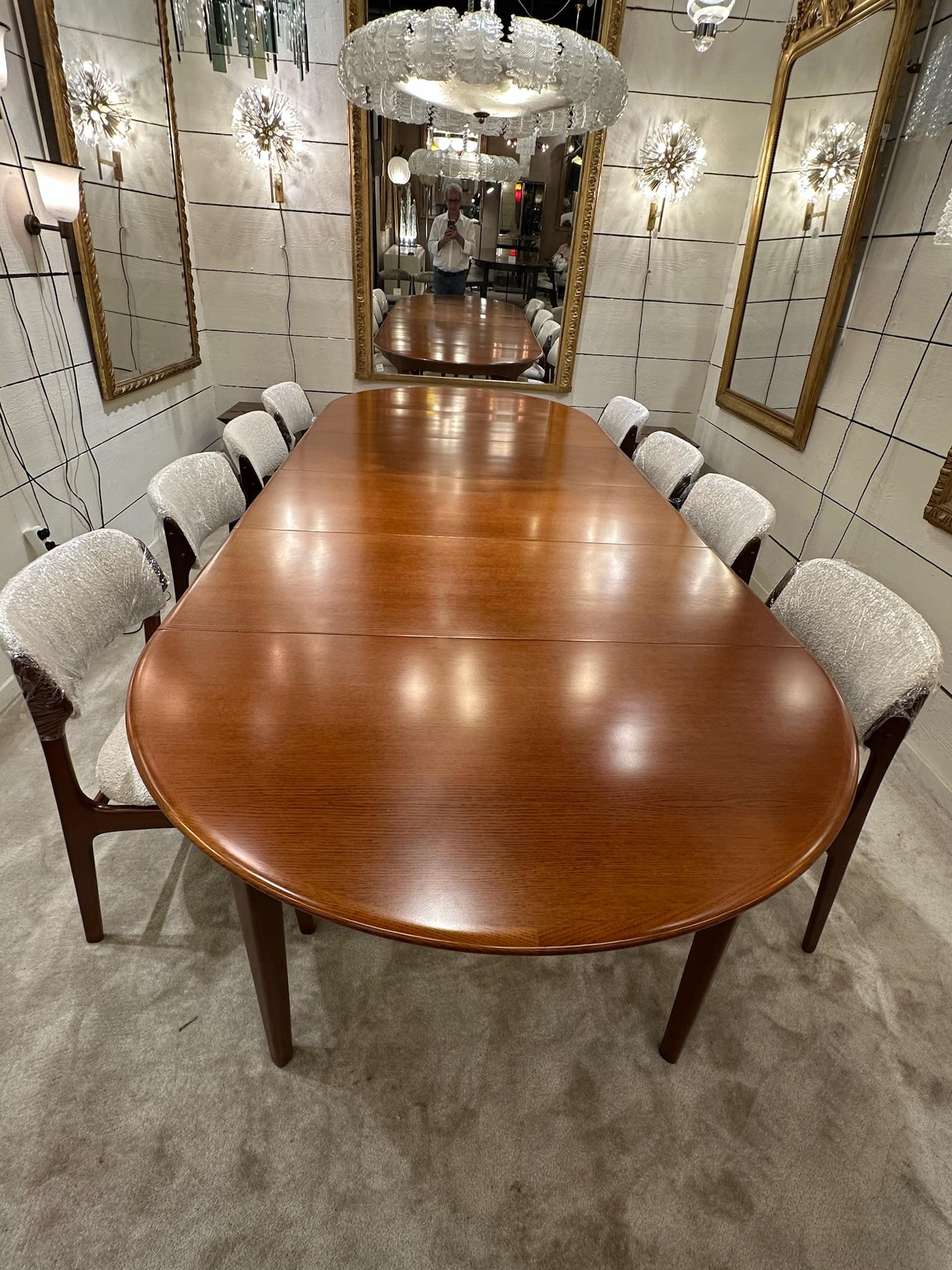 Très grande table scandinave en chêne, entièrement restaurée pour 10-12 personnes.
Danemark vers 1960.

Longueur 322 cm - 126,77 po
Largeur 122 cm - 48,03 po
Hauteur 72 cm - 28,35 po

Présenté avec un ensemble de 8 chaises scandinaves, entièrement