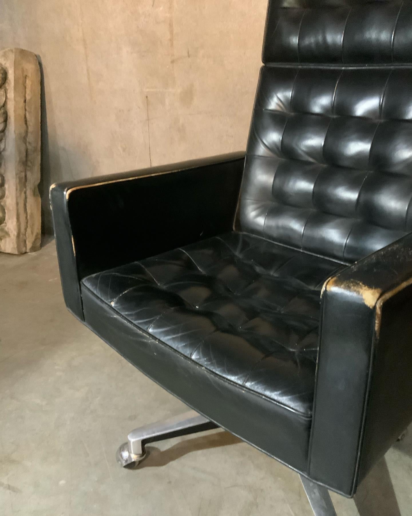 A great example of a rare production from Knoll in the late 50's early 60's by Vincent Cafiero.
Tags are on the piece. untouched full y functional condition.