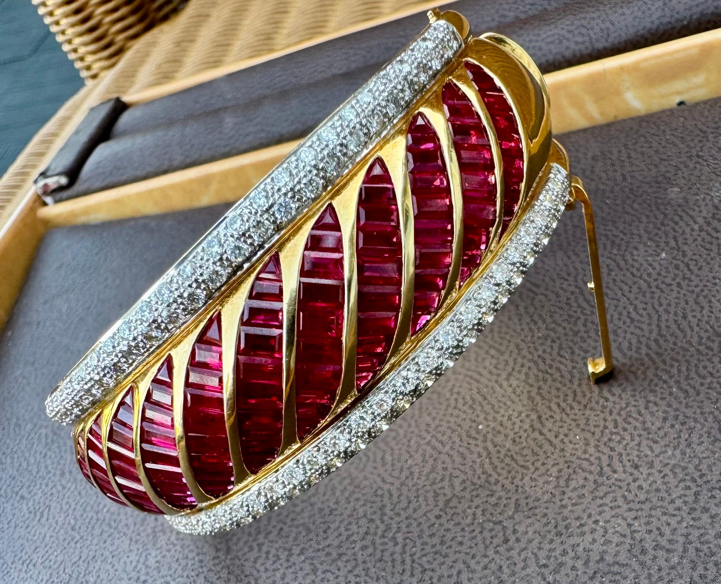1960 Vintage By 16 Karat Burma Rubin & 6 Karat Diamanten 18 Kt Gelbgold 109 Gramm Armreif Damen im Angebot