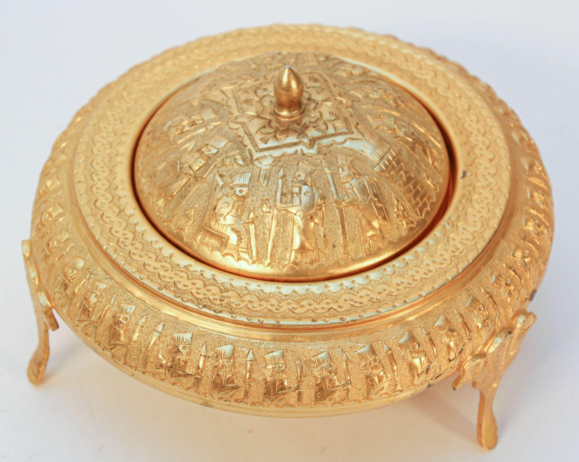 Vintage Middle Eastern Moorish Roll Top Gold-Toned Caviar Footed Dish Server.
Exquise coupe à caviar mauresque persane à pied en laiton avec décoration complexe.
Élégant plat à caviar vintage du Moyen-Orient à couvercle roulant reposant sur une base