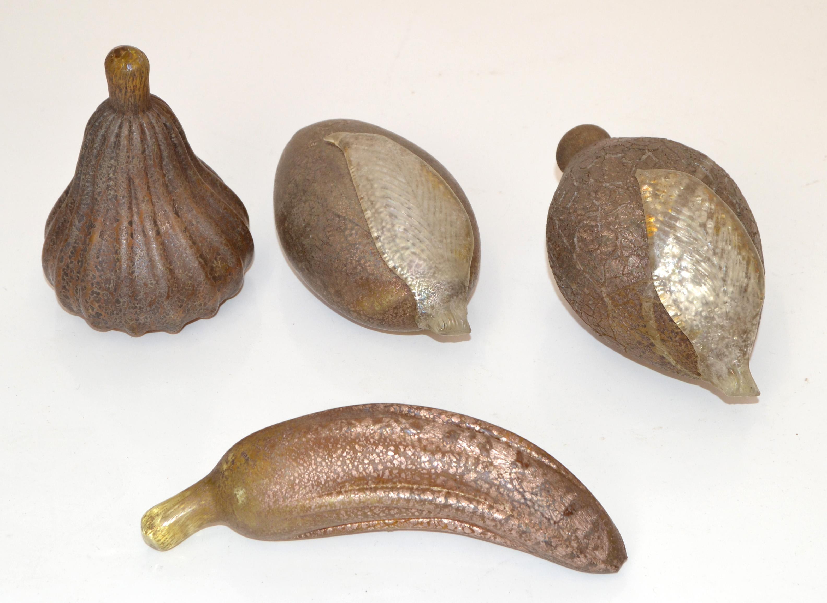 Set di 4 pezzi decorativi in vetro artistico smerigliato soffiato a mano di Murano a forma di frutta. Un limone, una pera, una banana e una prugna. 
Colori argento e bronzo smerigliati, come si vede nelle immagini, con foglie e steli trasparenti.
Un
