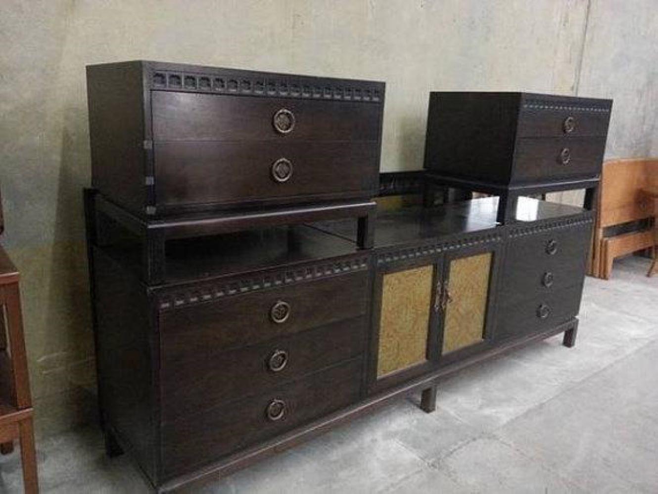 Kalpe 5 Piece Bedroom Set, by John Kalpe.

This Set Consists Of Headboard, Mirror, 2 Nightstands Or 2 Bedside Cabinets, Long Dresser.

This Set Of 5 Pieces Has Minor Ware Consistent With Its Age, Which Does Not Take Away From Its Beauty Or