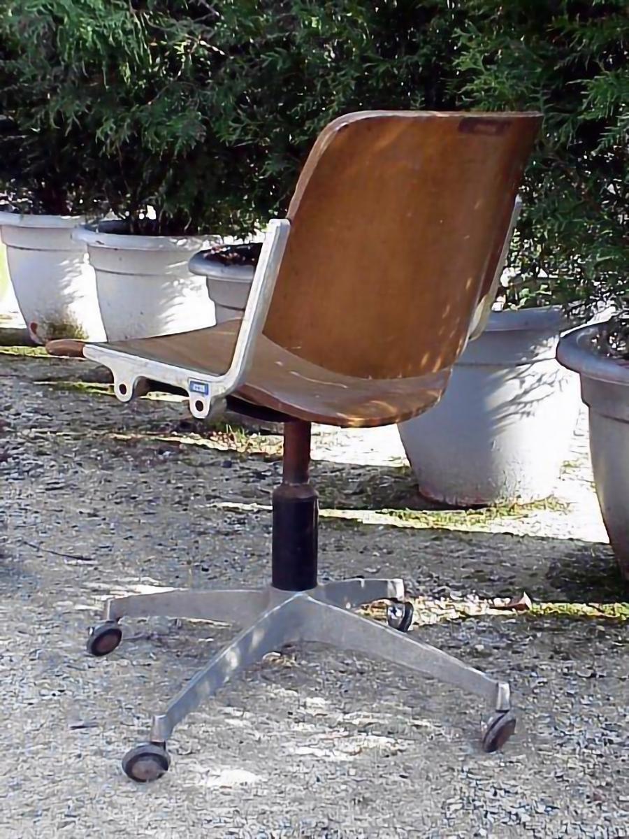 ein Stuhl Anonima Castelli Produktion Italien, Giancarlo Piretti Design Jahre '60

seltener tipology stuhl mit rollen

 sehr solide Struktur, aber hier sind Gebrauchsspuren im Holz.