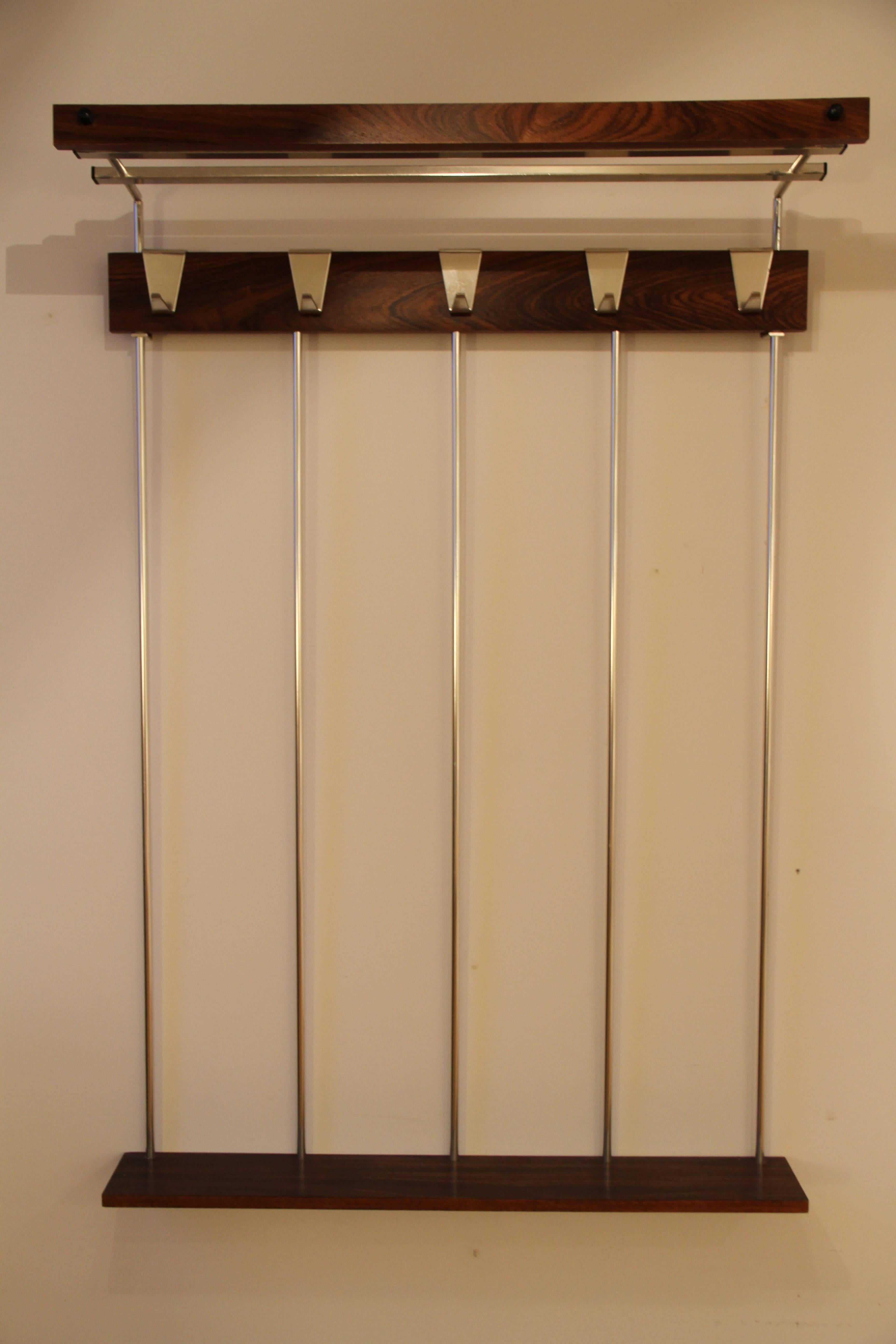 Elegant coat rack
in palisander and aluminium.
