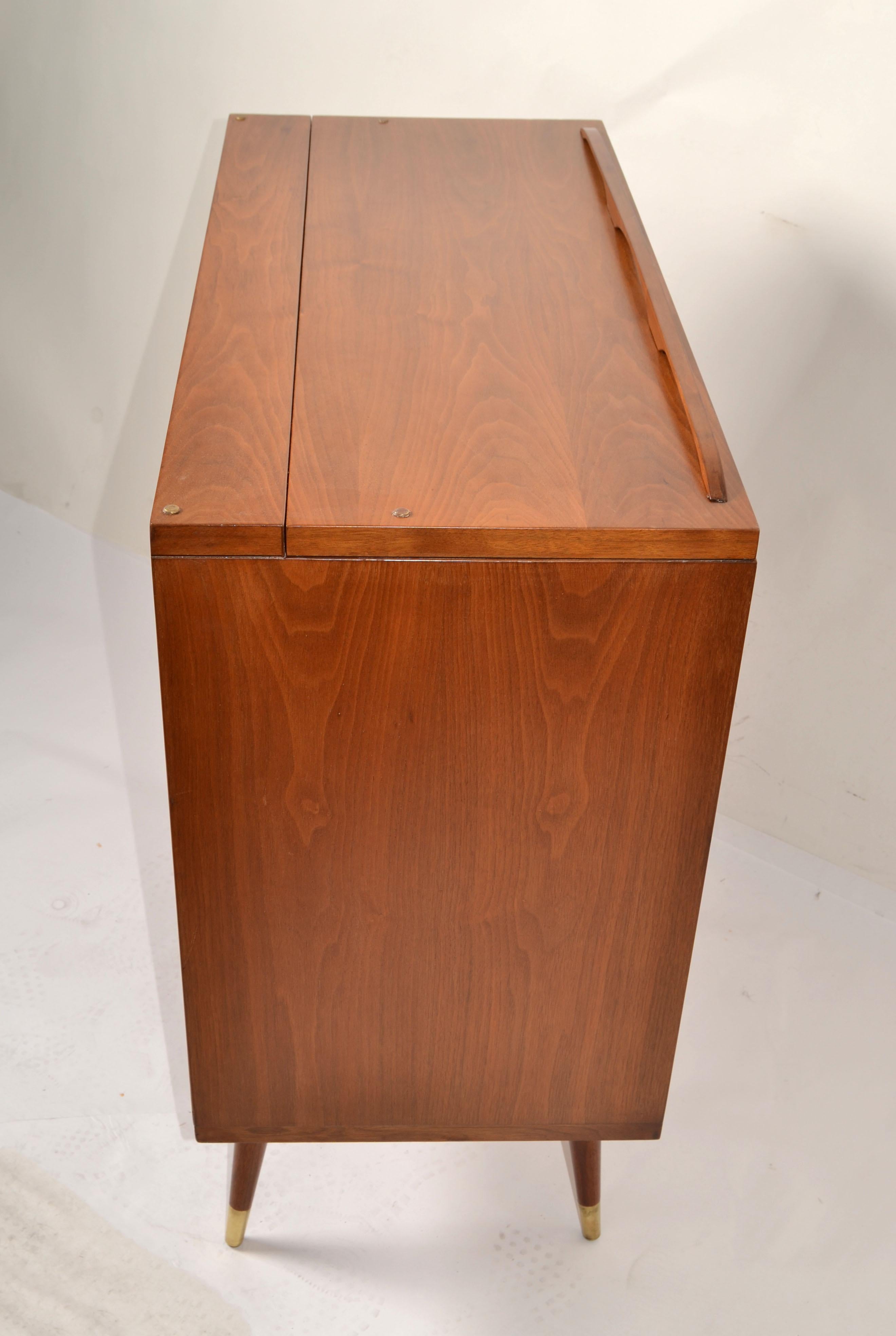 1960 Walnut Dry Bar Drinks Cabinet Pull Up Bottle Glass Top Mid-Century Modern   For Sale 4