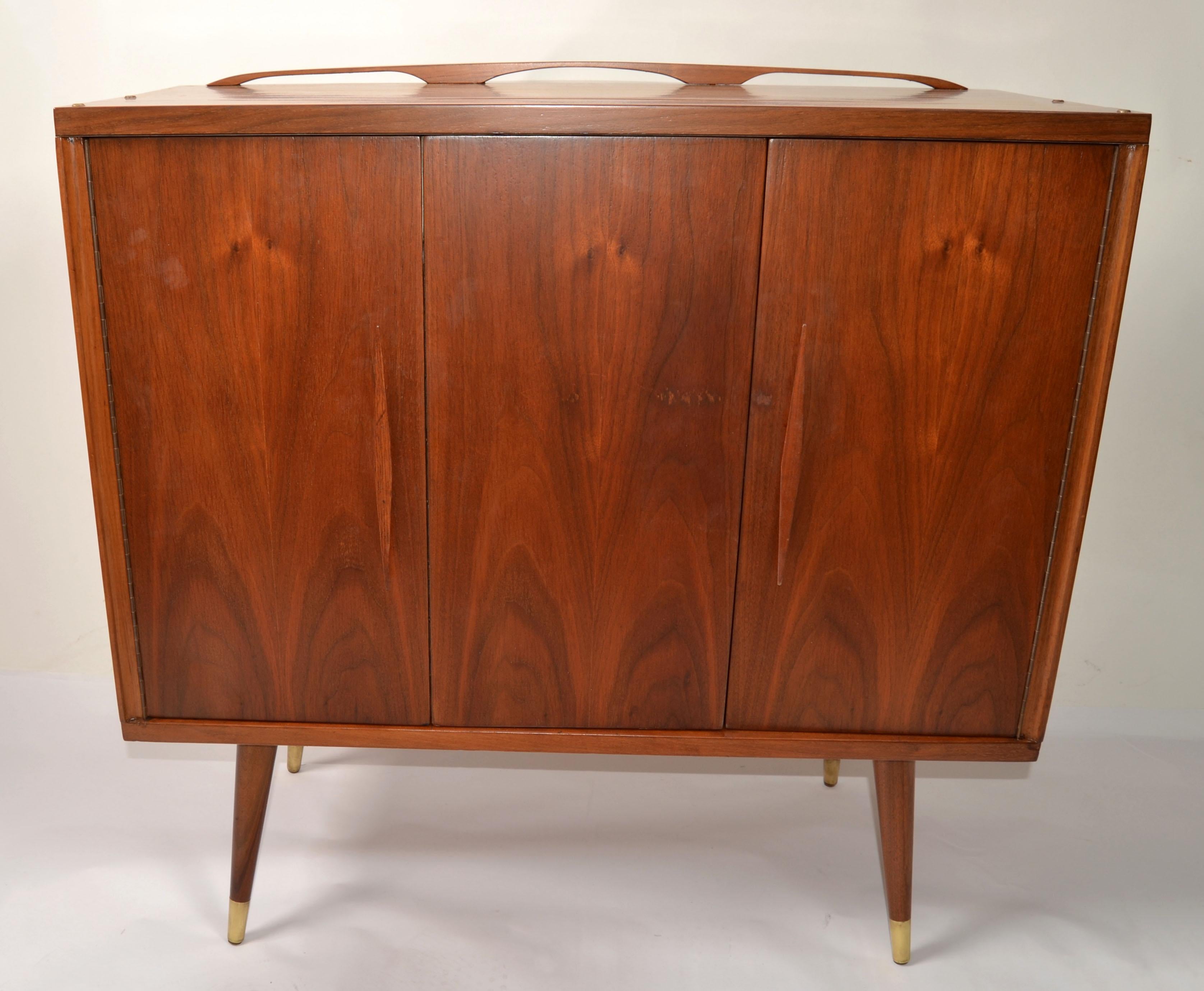 1960 Walnut Dry Bar Drinks Cabinet Pull Up Bottle Glass Top Mid-Century Modern   In Good Condition For Sale In Miami, FL