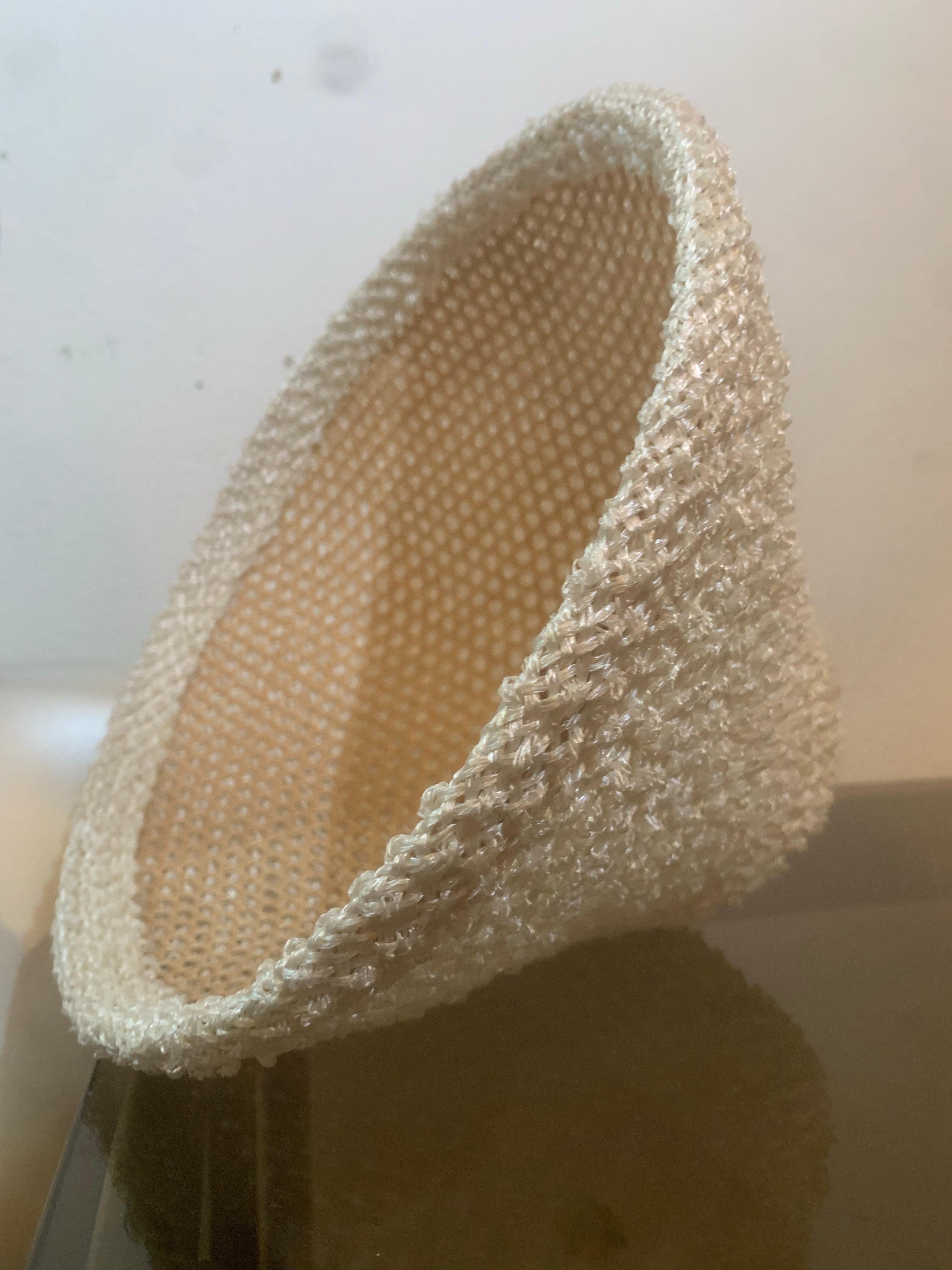 1960 White Straw Tiki-Style Sun Hat in a Simple Conical Shape. In Excellent Condition In Gresham, OR