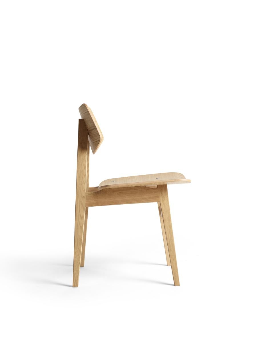 Designed at a time when the combination of solid wood and plywood led to an unbeatable type of chair, the 1960 wood chair embodies retro chic and is built to last. The chair is easy on the eye thanks to the soft-edged frame and both seat and