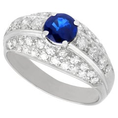 Bague cocktail en or blanc avec saphir de 0,70 carat et diamants des années 1960