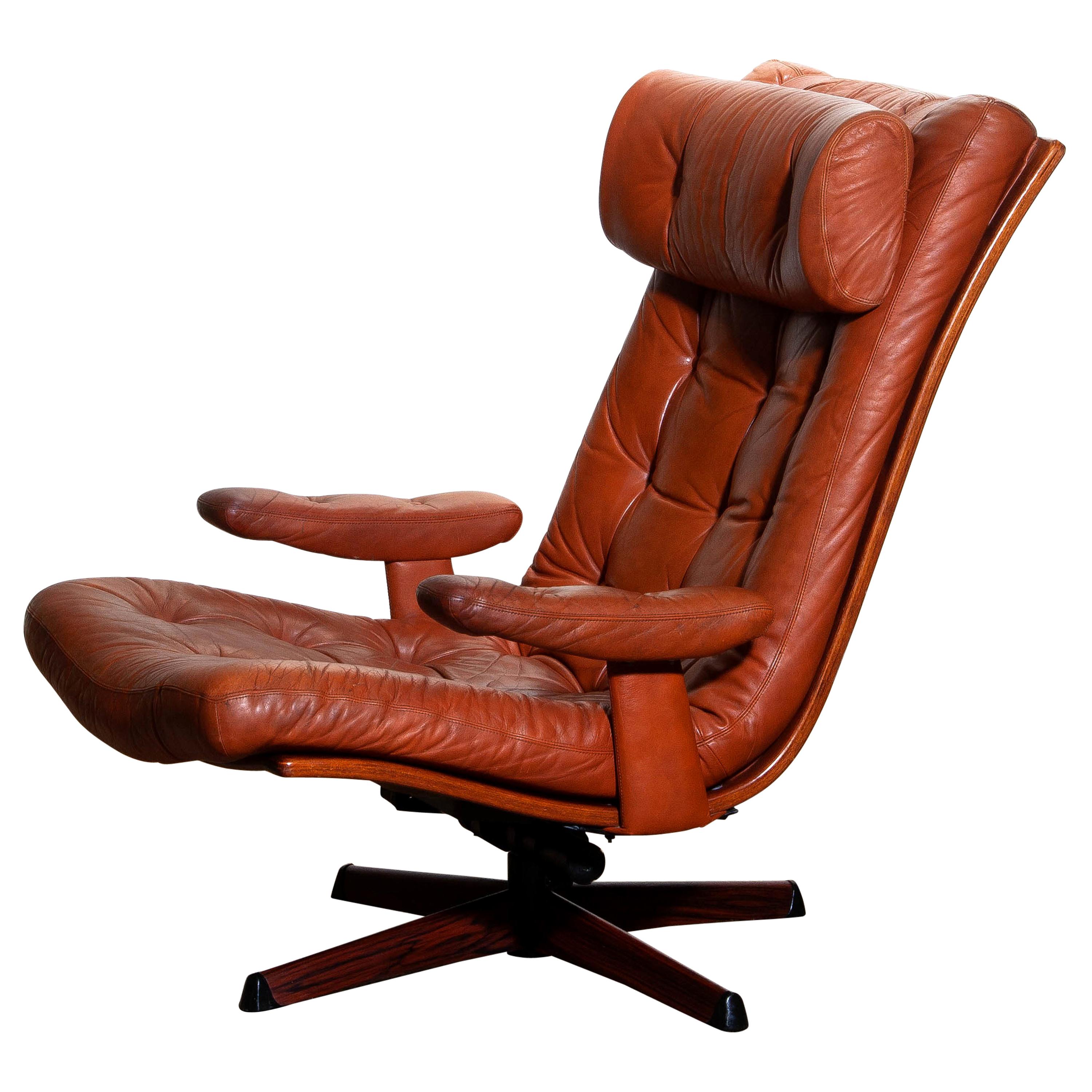 1960 schöner und äußerst bequemer Dreh- und Relaxsessel von Göte design Nässjö, Schweden.
Der drehbare Metallständer ist mit einem Jakaranda-Aufdruck versehen.
Der Sitz kann in vier verschiedene Winkelstellungen gebracht oder als Schaukelstuhl