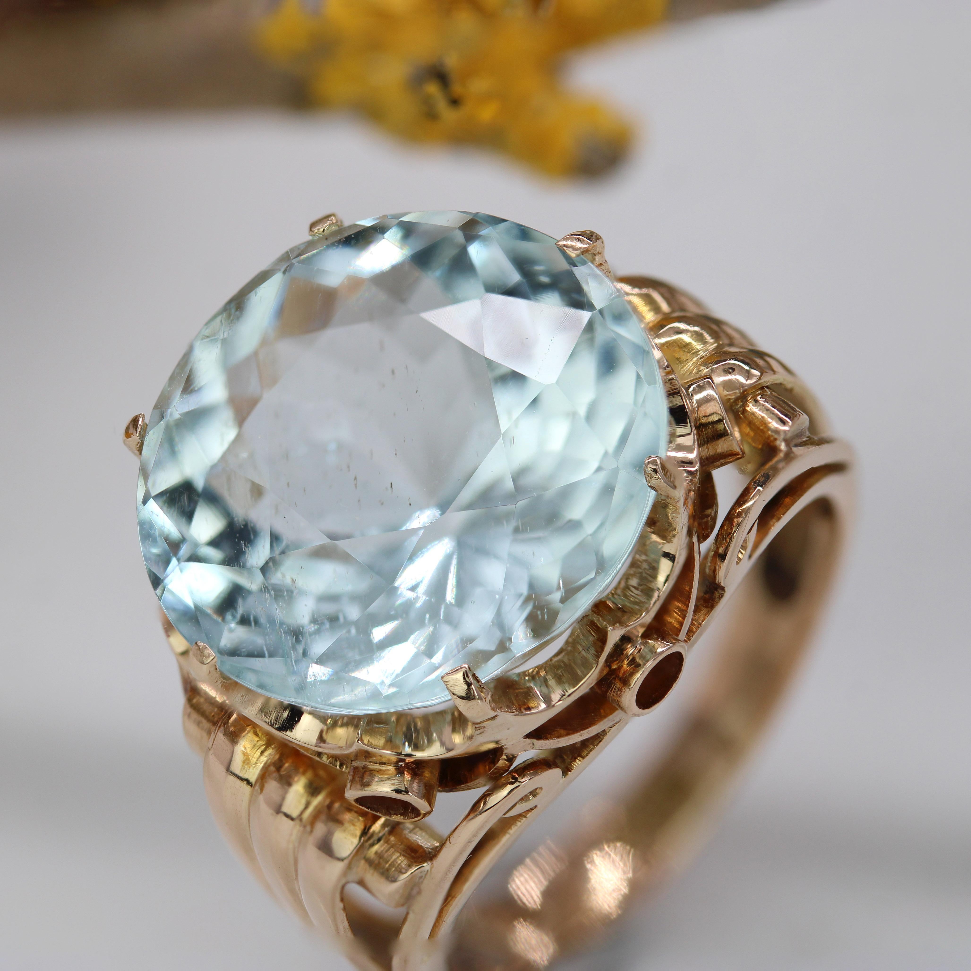 Anillo de cóctel de oro amarillo de 18 quilates con aguamarina de 10,63 quilates de los años 60 en venta 4