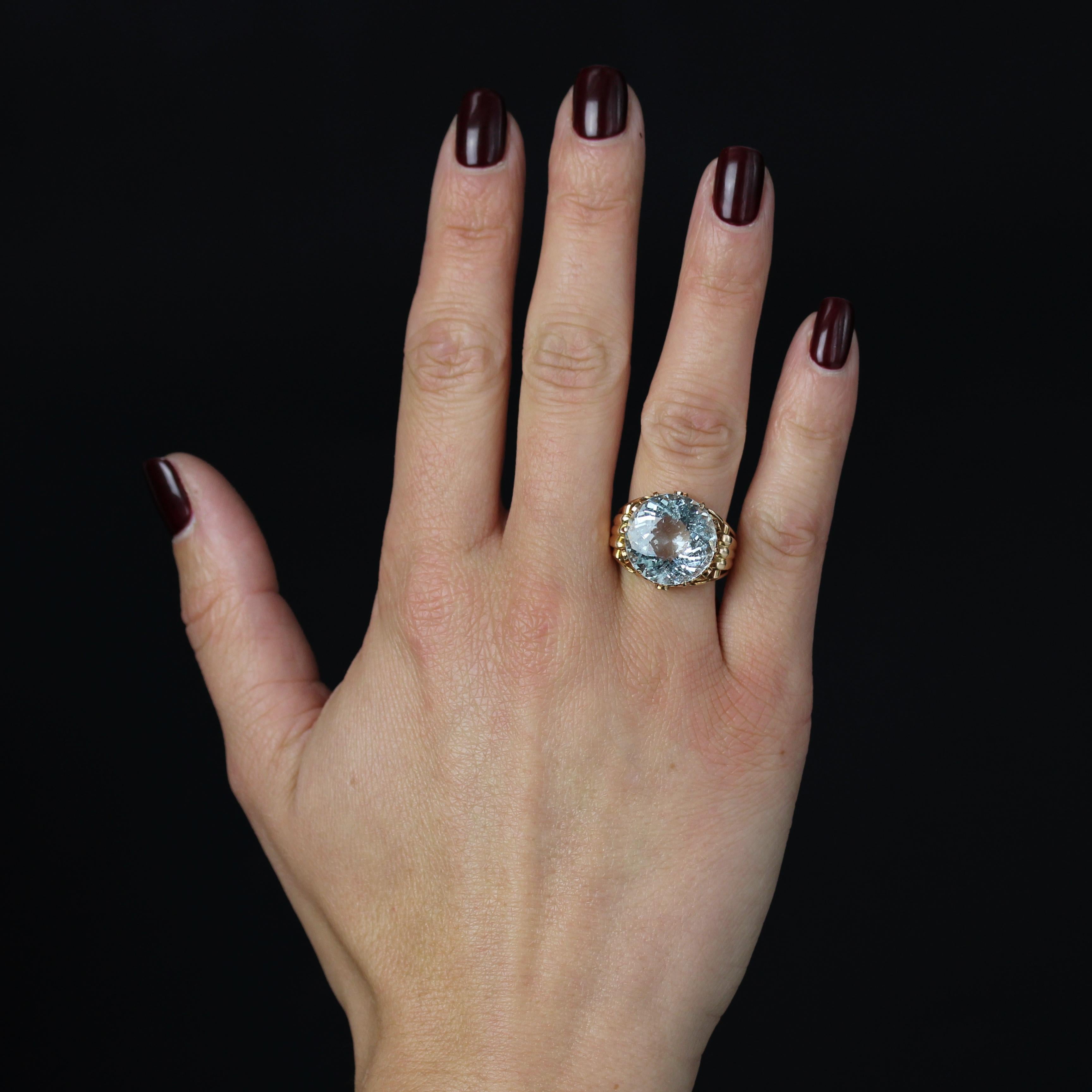 Anillo de oro amarillo de 18 quilates.
Este voluminoso anillo vintage presenta una banda ancha e inclinada formada por varios alambres de oro calados en la base del anillo. En el centro, una aguamarina redonda talla briolette está sujeta por garras