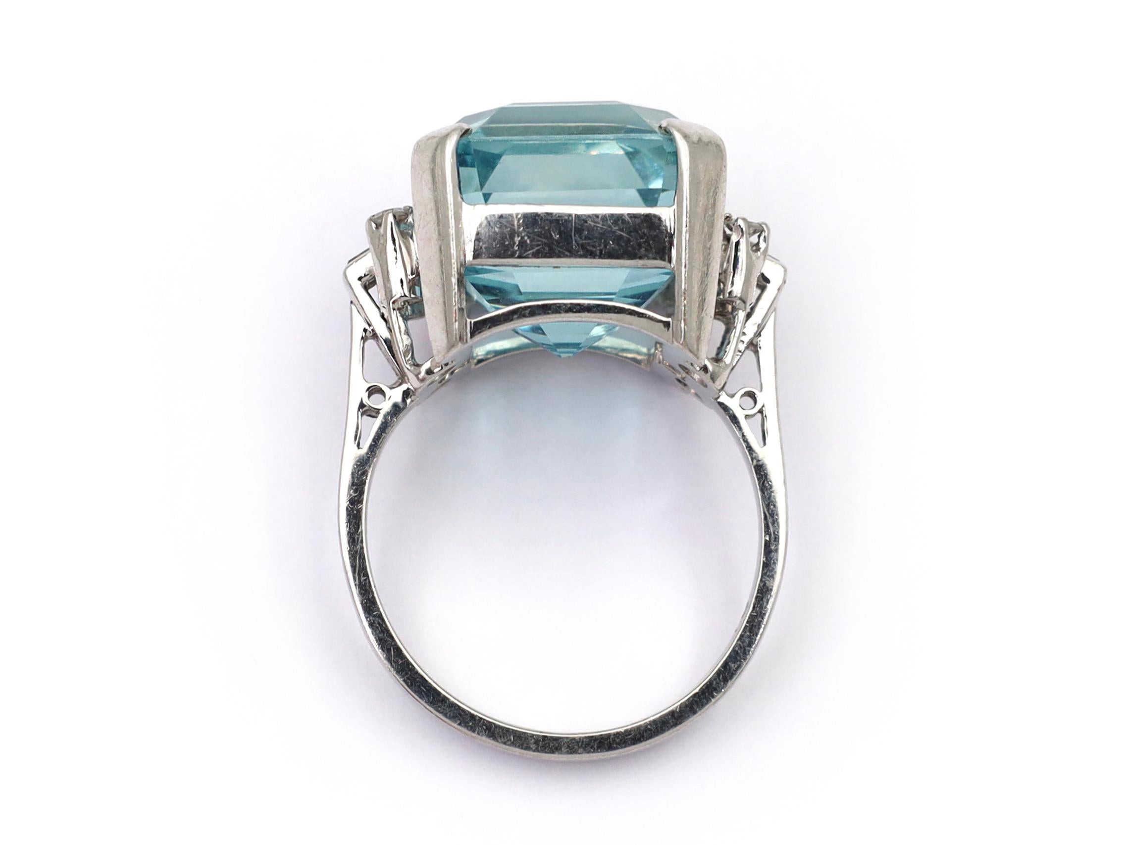 Retro 1960s 10ct Aquamarine and Diamond Cocktail Ring in 18kt White Gold For Sale