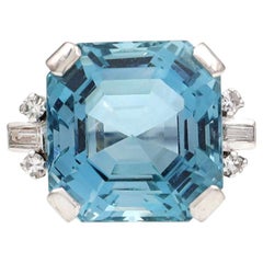 Bague cocktail en or blanc 18 carats, aigue-marine 10 carats et diamants des années 1960