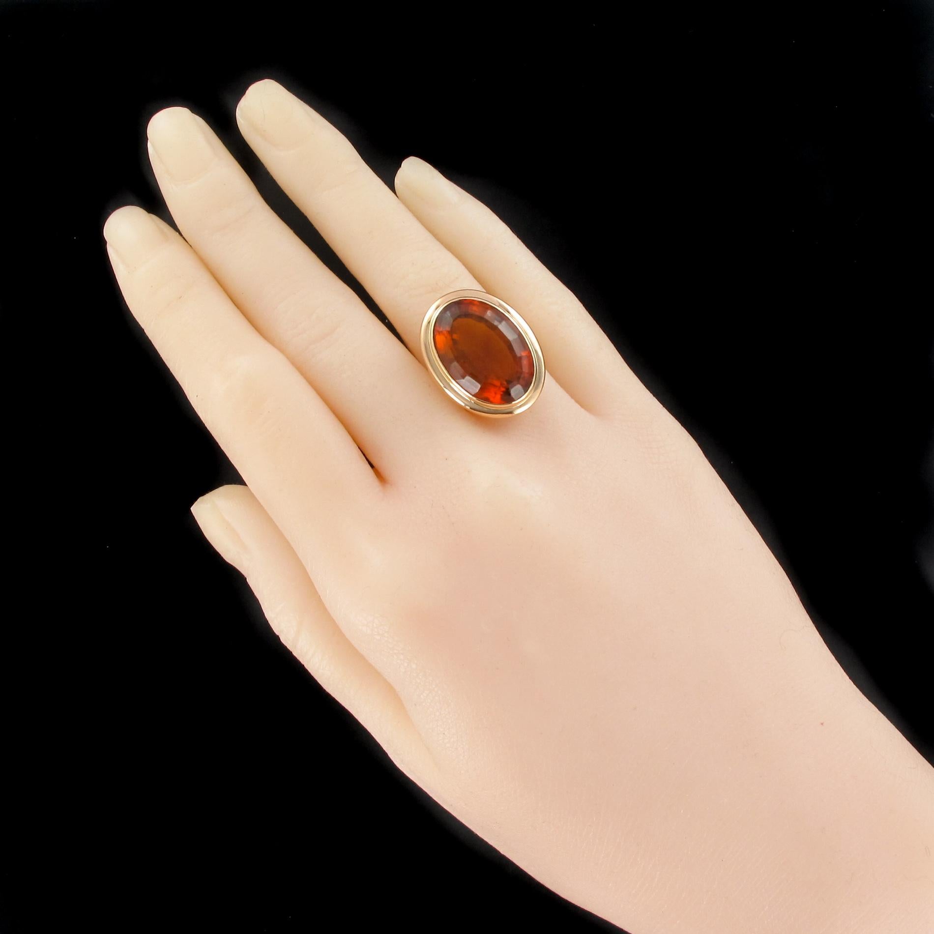 Ring in 18 karat yellow gold.
Retro ring, it is closed-set in the center of an oval citrine. The basket is perforated to let in the light under the gem.
Total weight of citrin: 11.50 carats approximately.
Height: 2.3 cm, width: 1.7 cm, thickness: