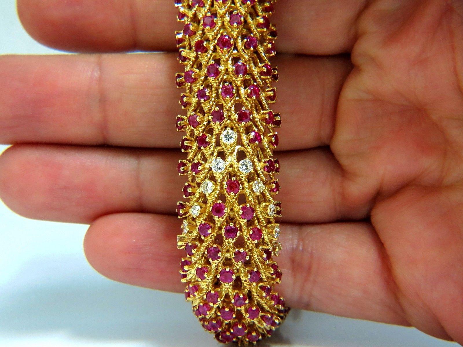 1960s 11.50 Carat Natural Ruby Diamonds Bracelet 18 Karat Vivid Red In Excellent Condition In New York, NY