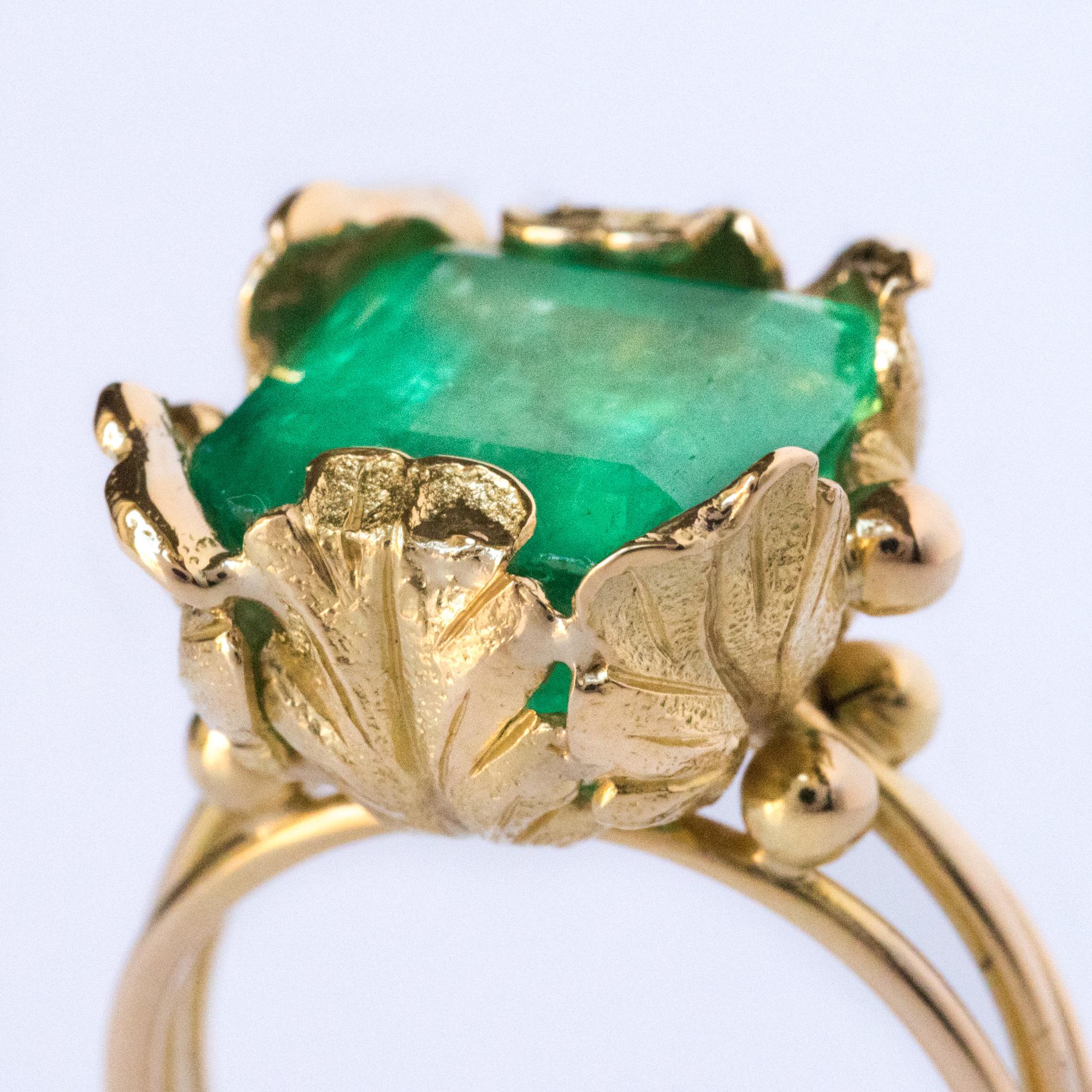 1960s 11.76 Carat Colombian Emerald Foliaged Setting 18 Karat Yellow Gold Ring 2