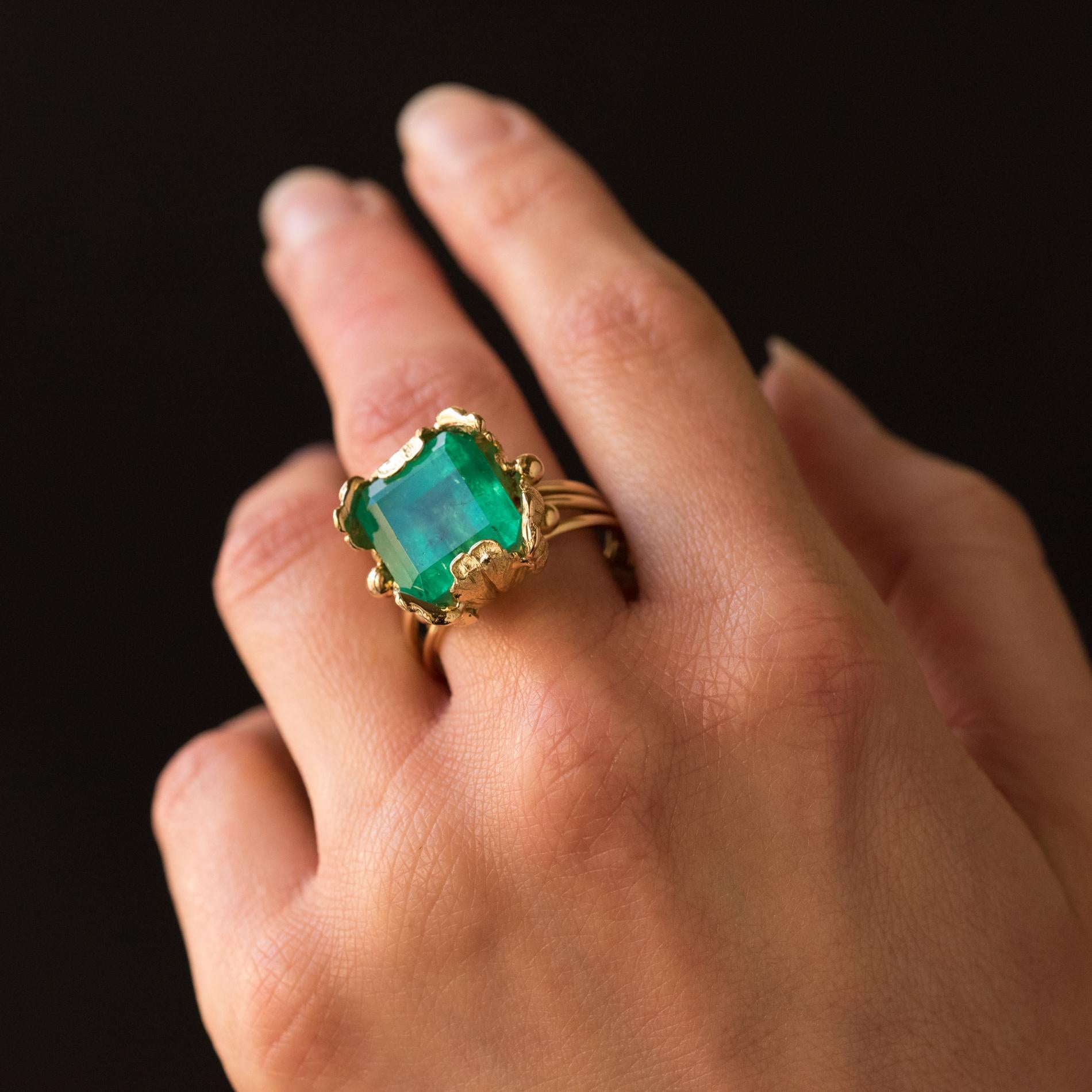 1960s 11.76 Carat Colombian Emerald Foliaged Setting 18 Karat Yellow Gold Ring 3