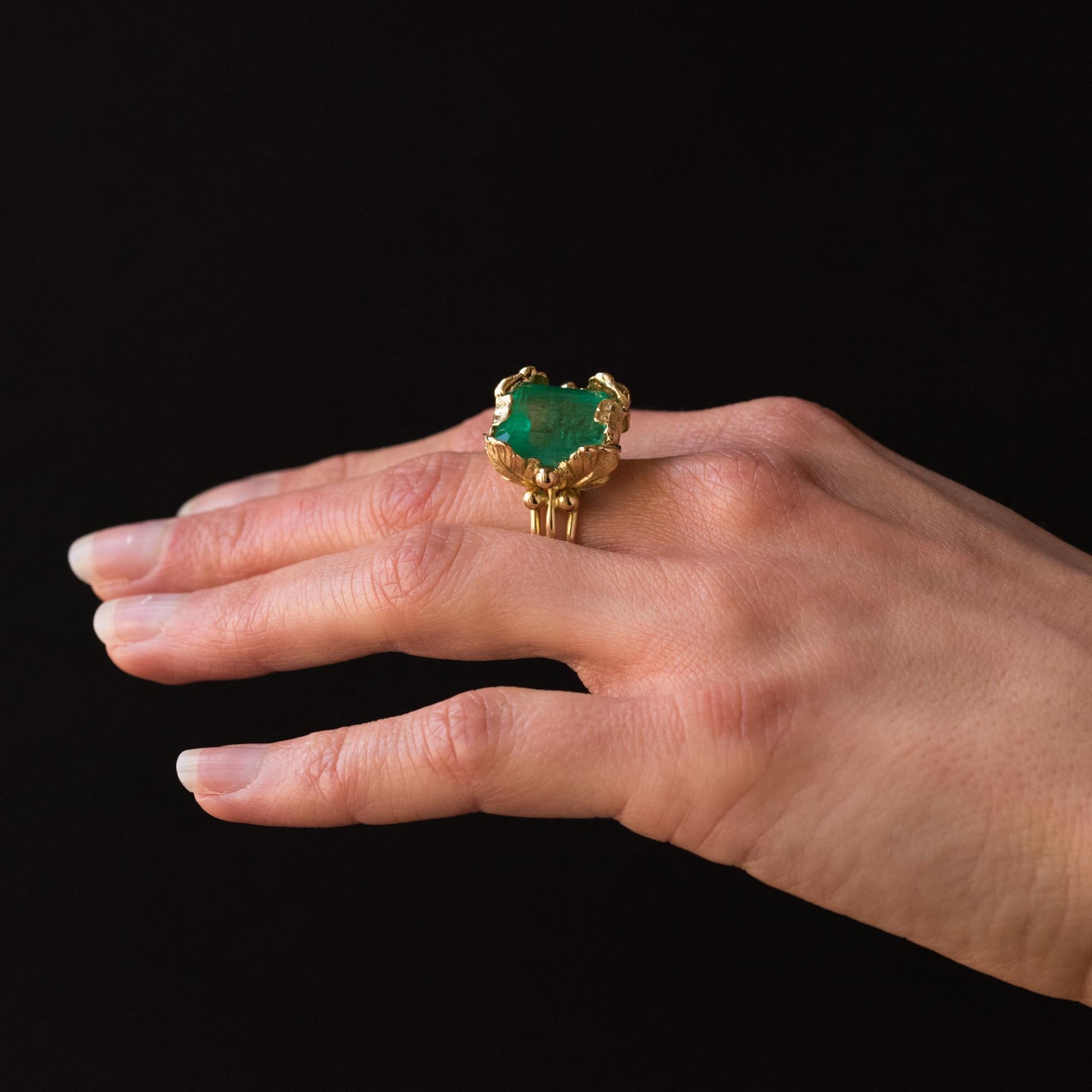 1960s 11.76 Carat Colombian Emerald Foliaged Setting 18 Karat Yellow Gold Ring 5