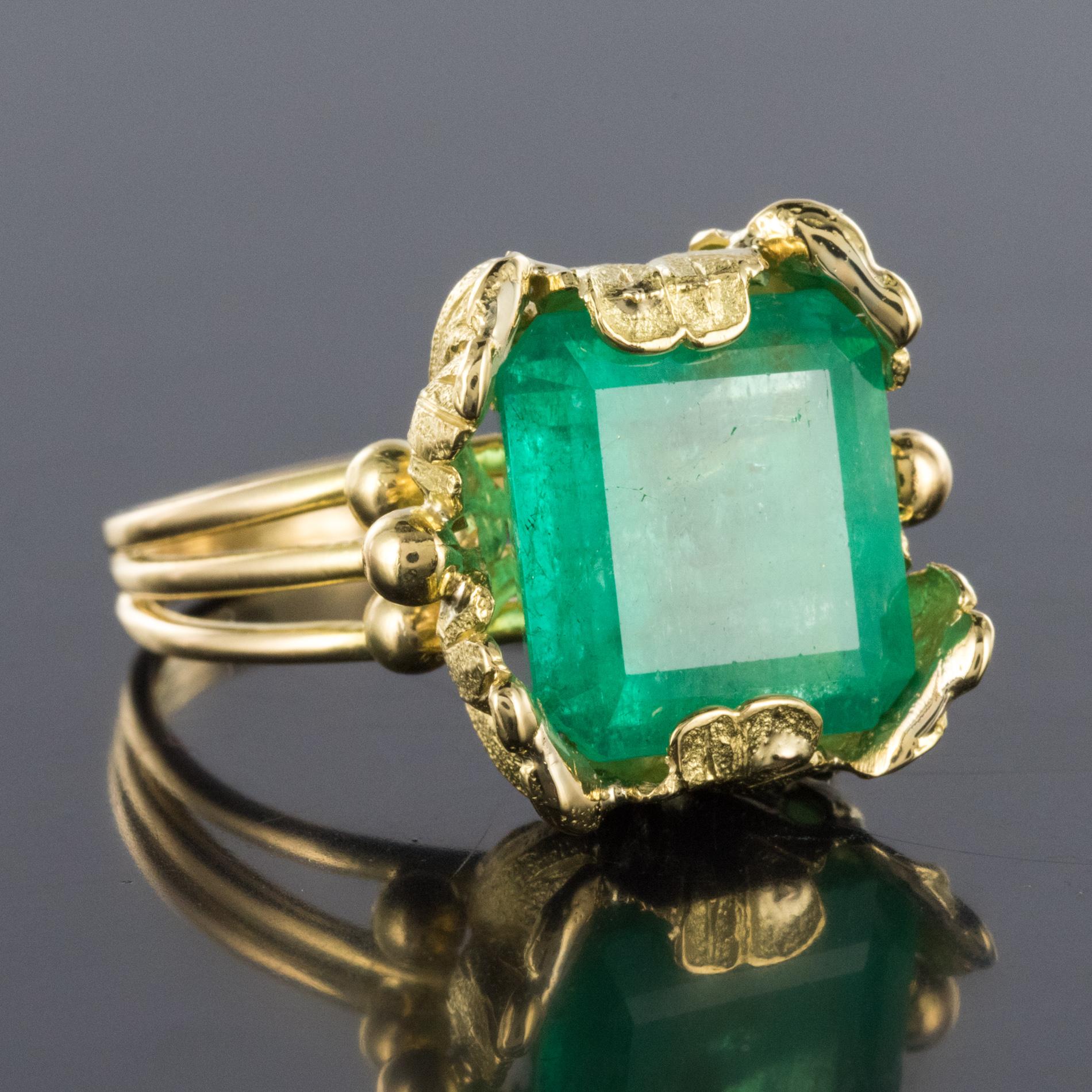 1960s 11.76 Carat Colombian Emerald Foliaged Setting 18 Karat Yellow Gold Ring 7