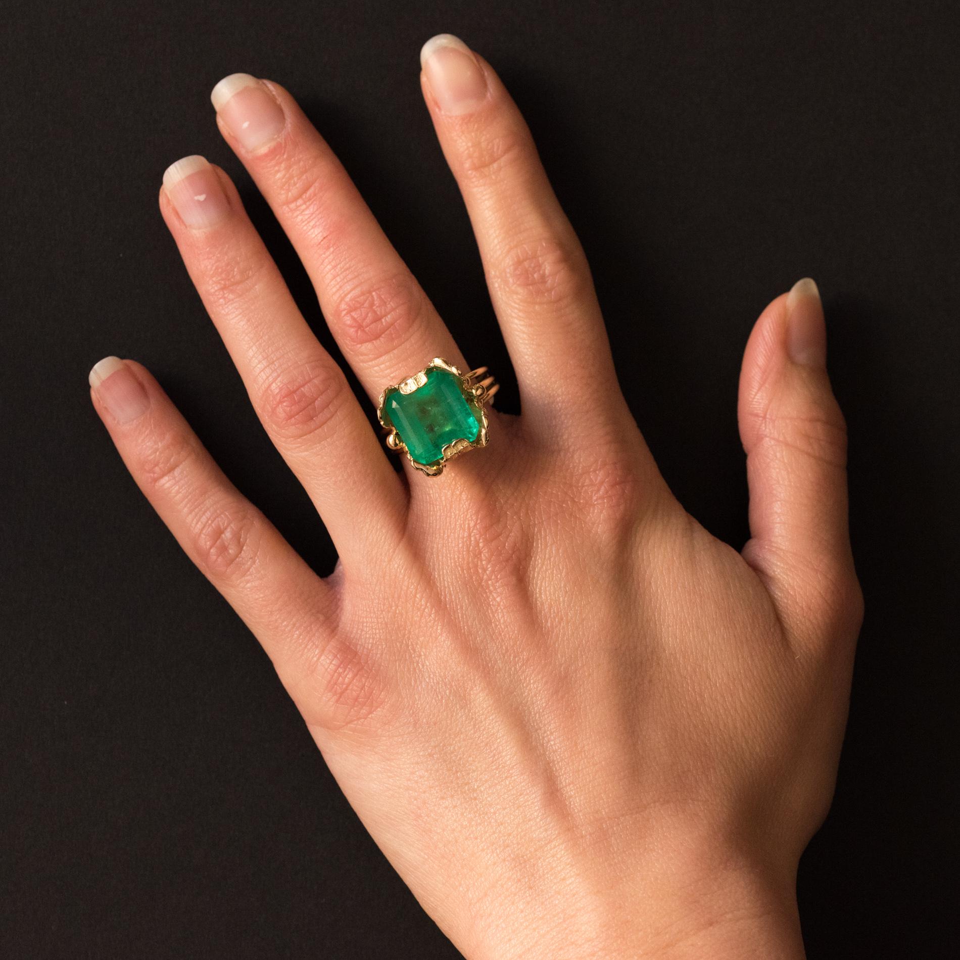 Ring in 18 karat yellow gold, owl hallmark.
Important retro ring, it consists of a setting made of finely crafted and gently chiseled leaves that hold within them an emerald-cut emerald of a bright and intense green color.
Weight of the emerald:
