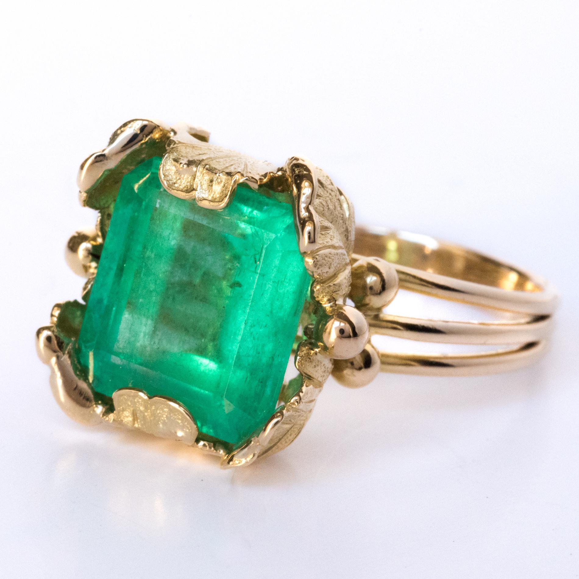 1960s 11.76 Carat Colombian Emerald Foliaged Setting 18 Karat Yellow Gold Ring In Excellent Condition In Poitiers, FR