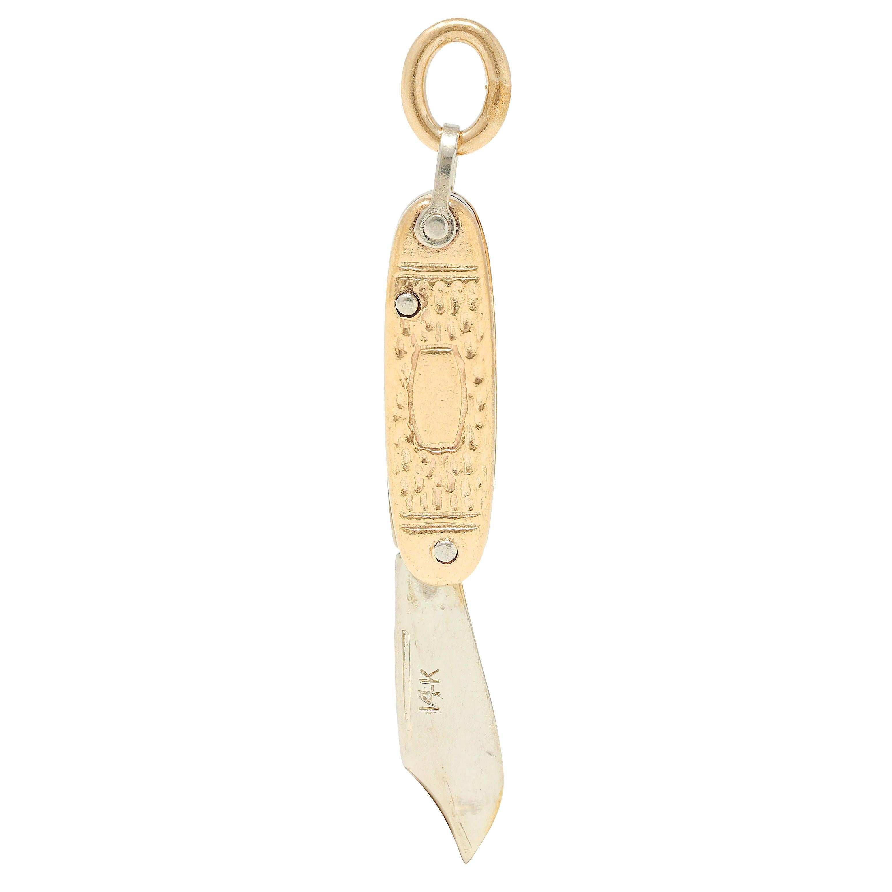 Entworfen als ein dimensionales Taschenmesser aus Gelbgold
Akzentuiert durch gerillte Textur und klappbare Klinge
Klinge aus Weißgold mit spitzer Spitze
Vervollständigt durch Sprungringballen
Gestempelt für 14 Karat Gold
Circa: 1960er Jahre
Maße: 1