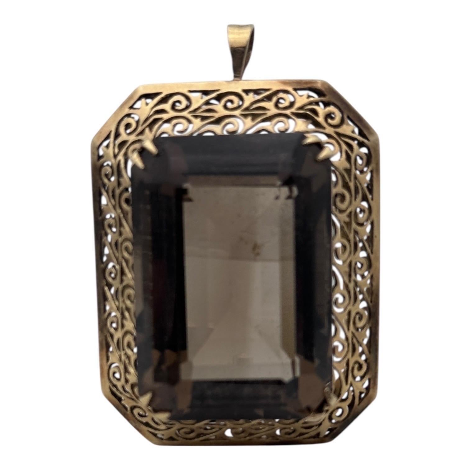 1960, Pendentif ou épingle en or jaune 14 carats, topaze fumée 77,65 carats, filigrane