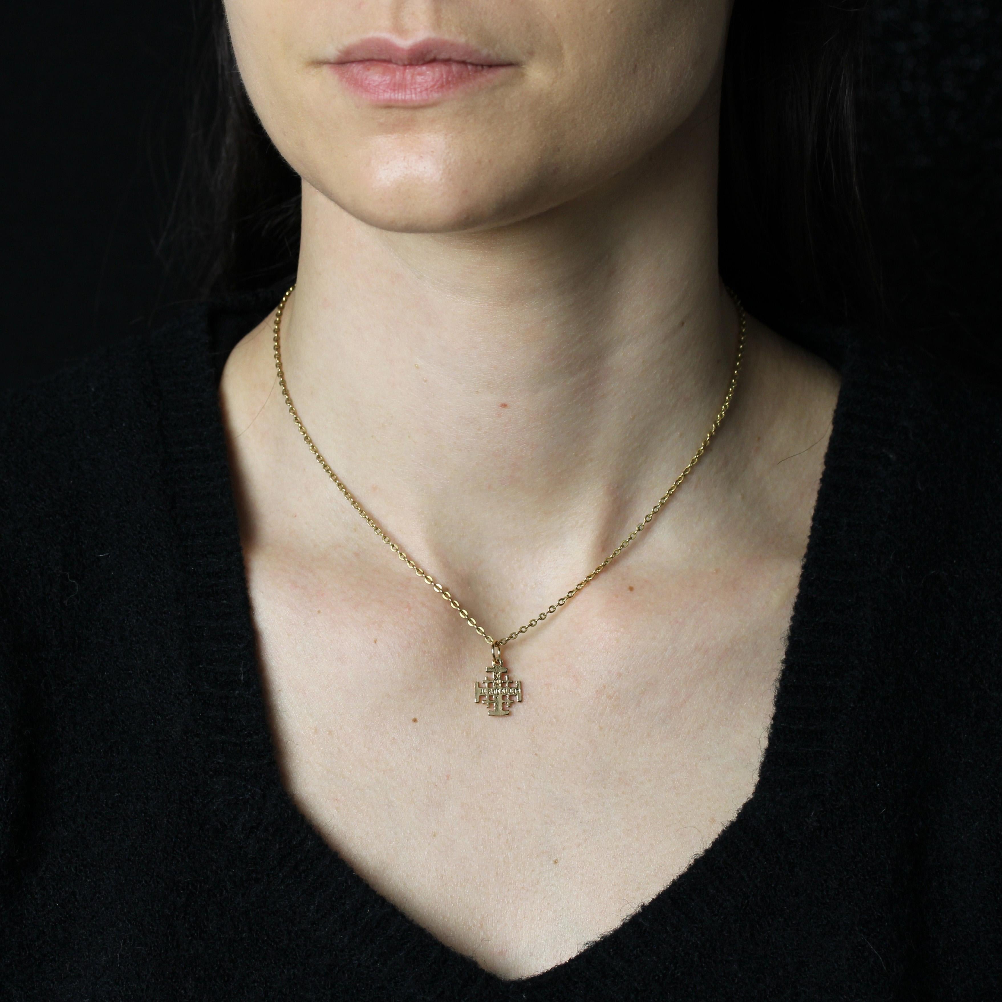 Pendant in 14 karat yellow gold.
Flat Jerusalem cross, decorated on one side with chasing on the main branches and “Jerusalem” on the back.
Height : 2.3 cm approximately, width : 1.5 cm approximately, thickness : 0.4 mm approximately.
Total weight