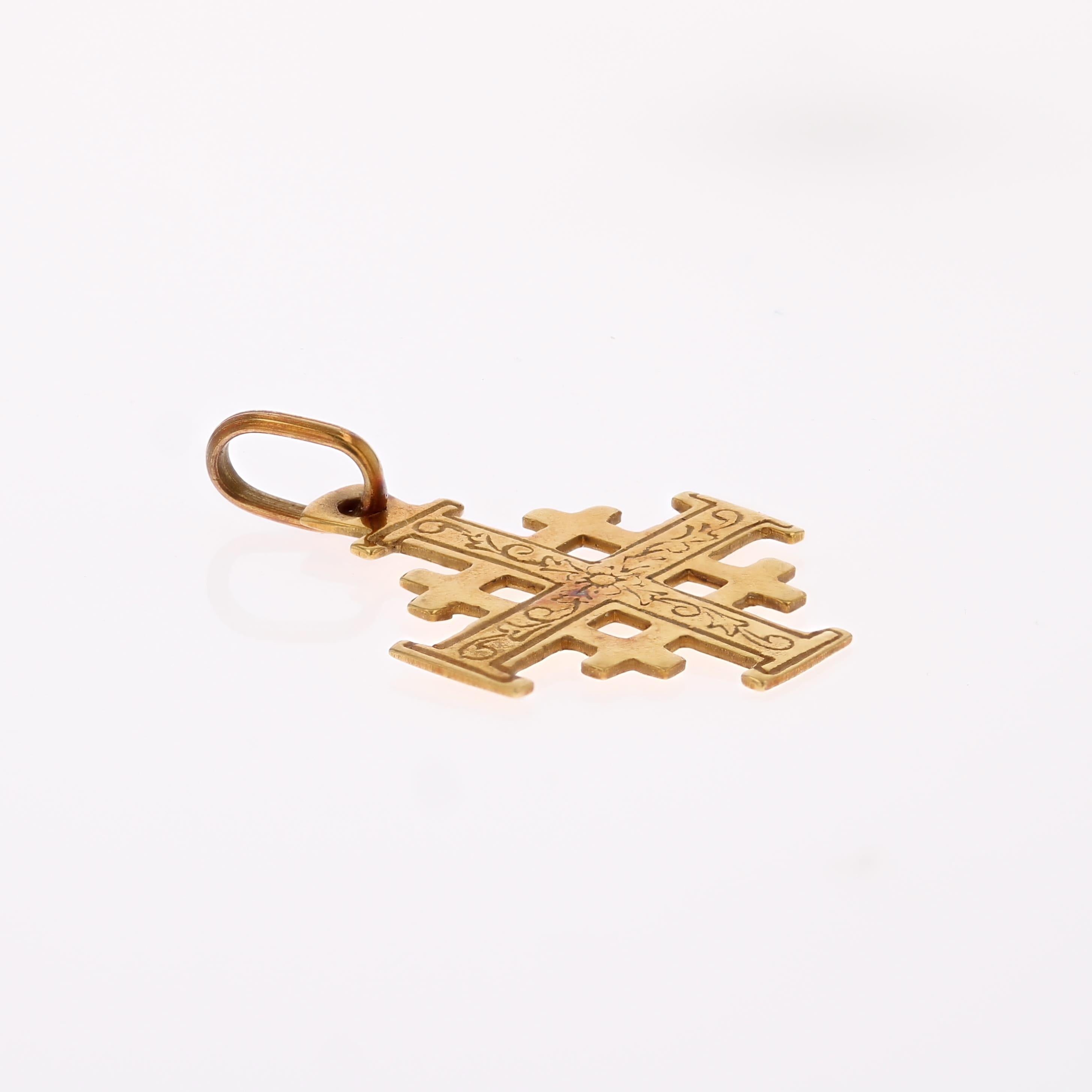 1960s 14 Karat Yellow Gold Jerusalem Cross Pendant In Excellent Condition In Poitiers, FR