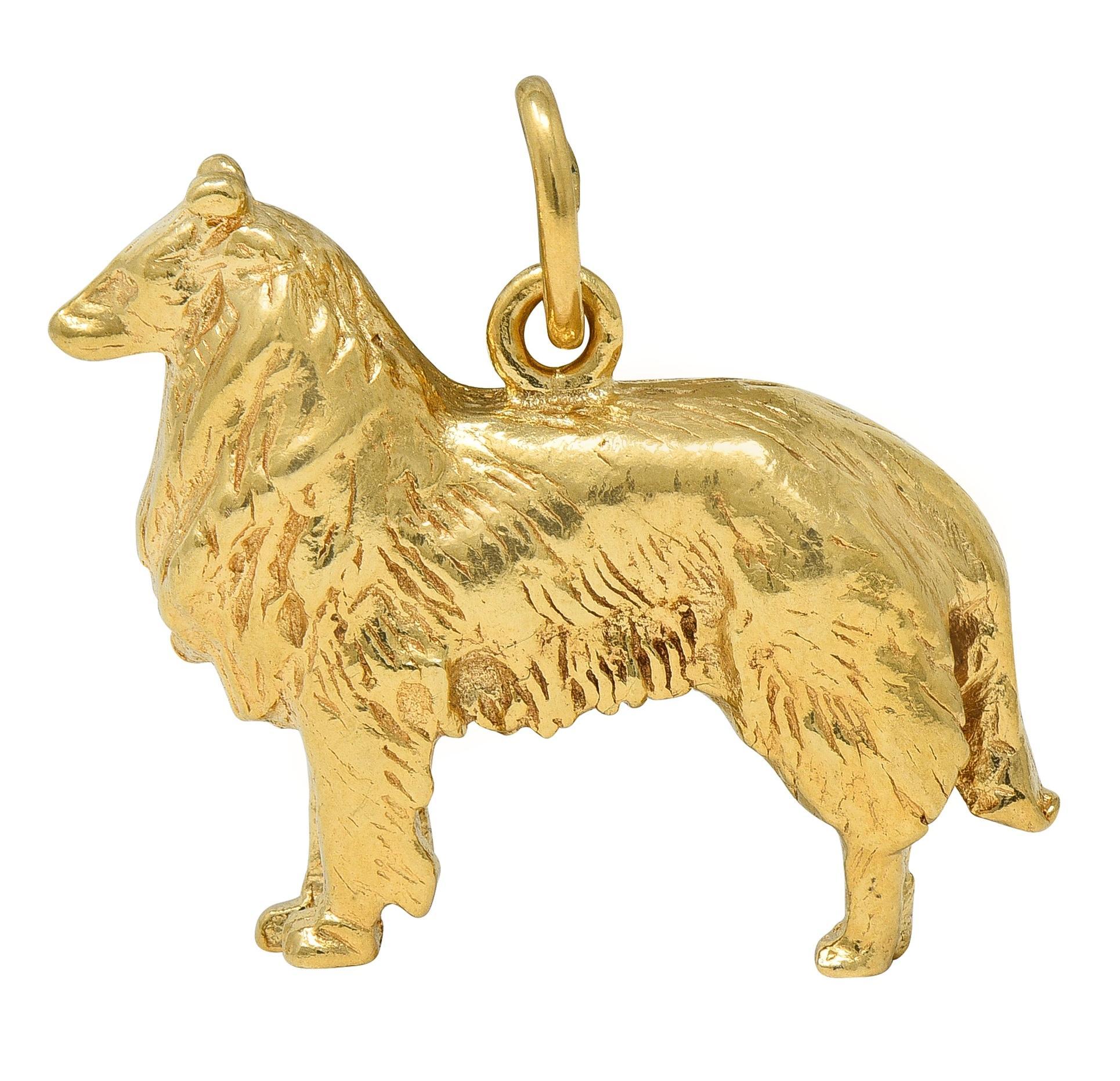 Conçu comme un chien de race Colli à l'aspect très travaillé
Fourrure striée et caractéristiques
Complété par une balle d'anneaux de saut
Estampillé pour l'or 14 carats
Circa : 1960
Mesures : 7/8 x 1 pouces - y compris la balle
Poids total : 12,9